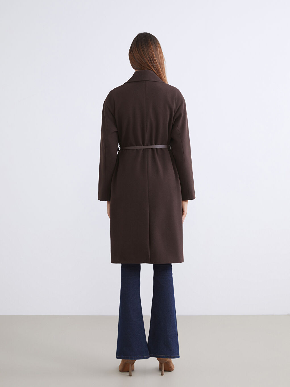 Kahverengi Beli Kemerli Kruvaze Yaka Kadın Kaşe Kaban-4