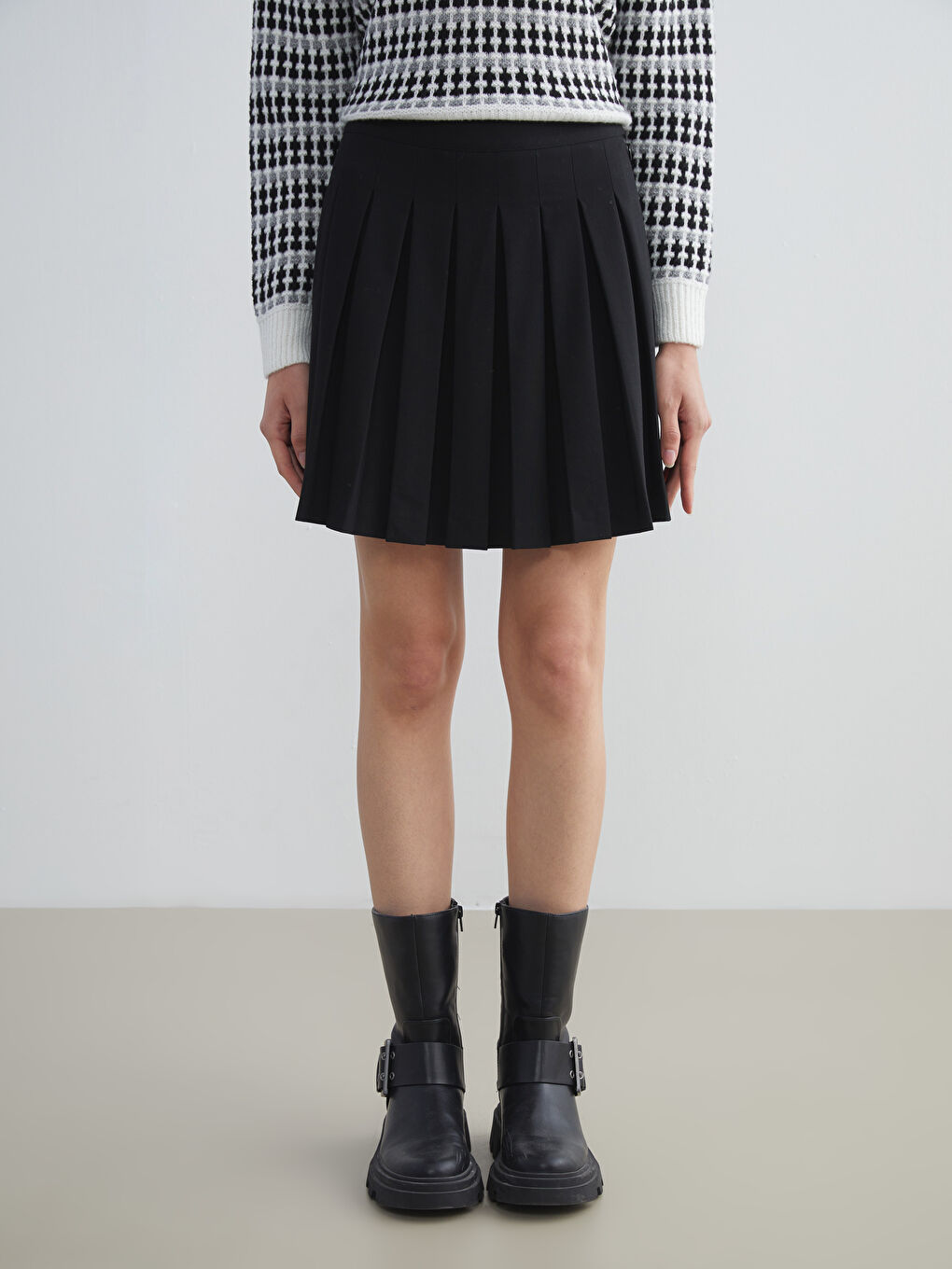 Siyah Beli Fermuarlı Pileli Mini Etek-2