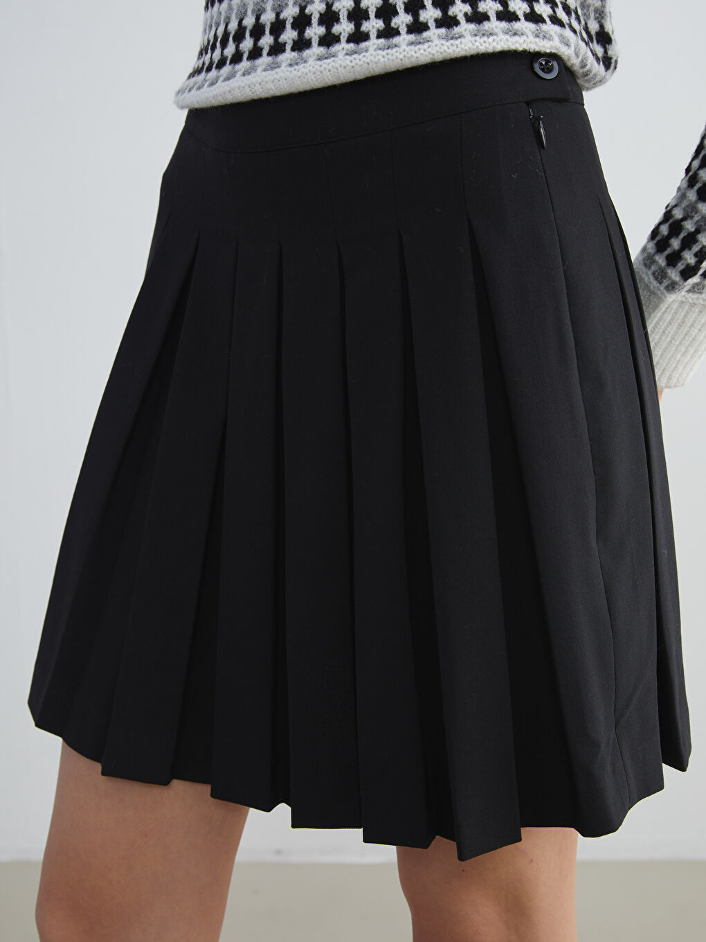 Siyah Beli Fermuarlı Pileli Mini Etek-3