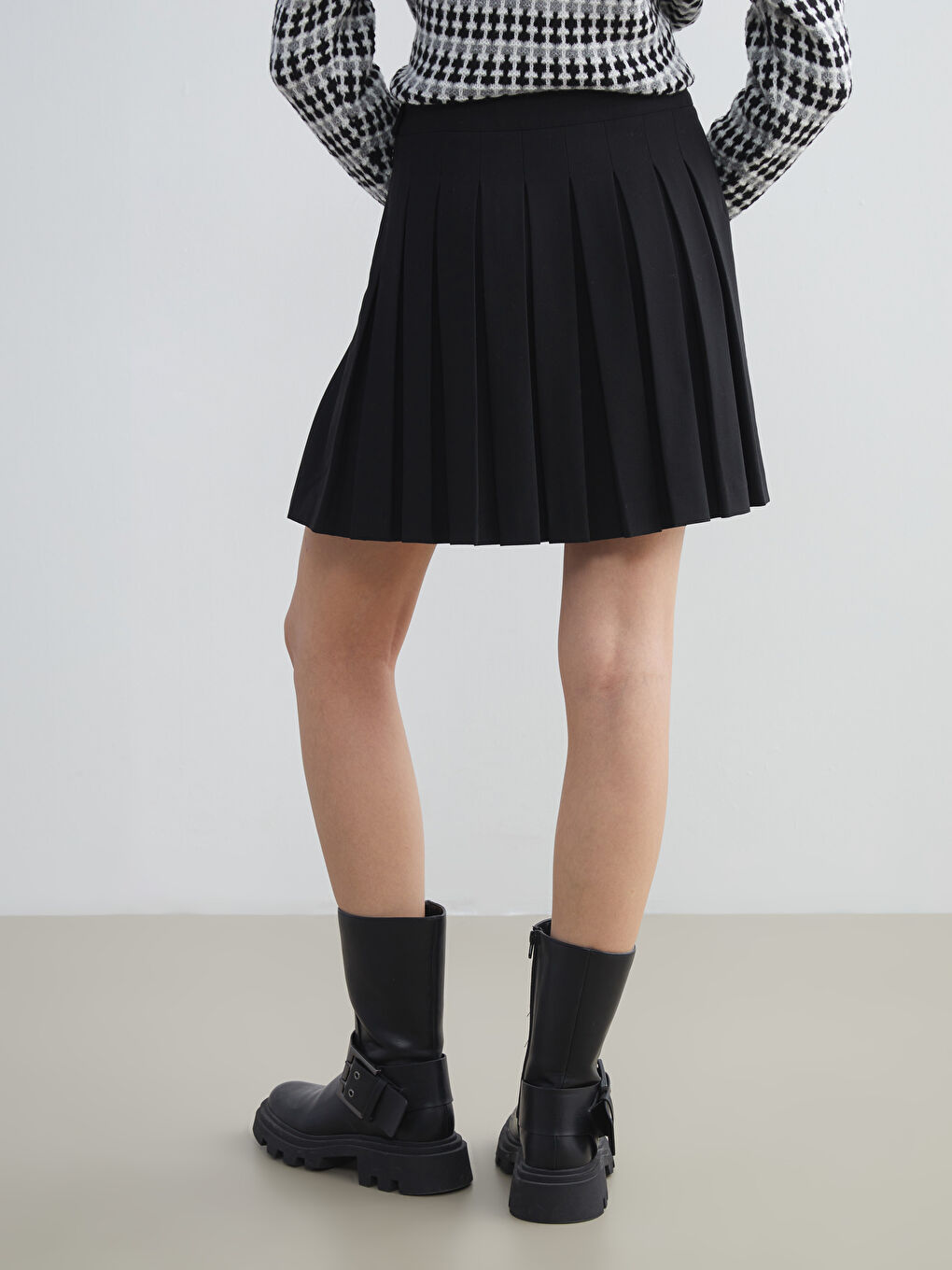 Siyah Beli Fermuarlı Pileli Mini Etek-4