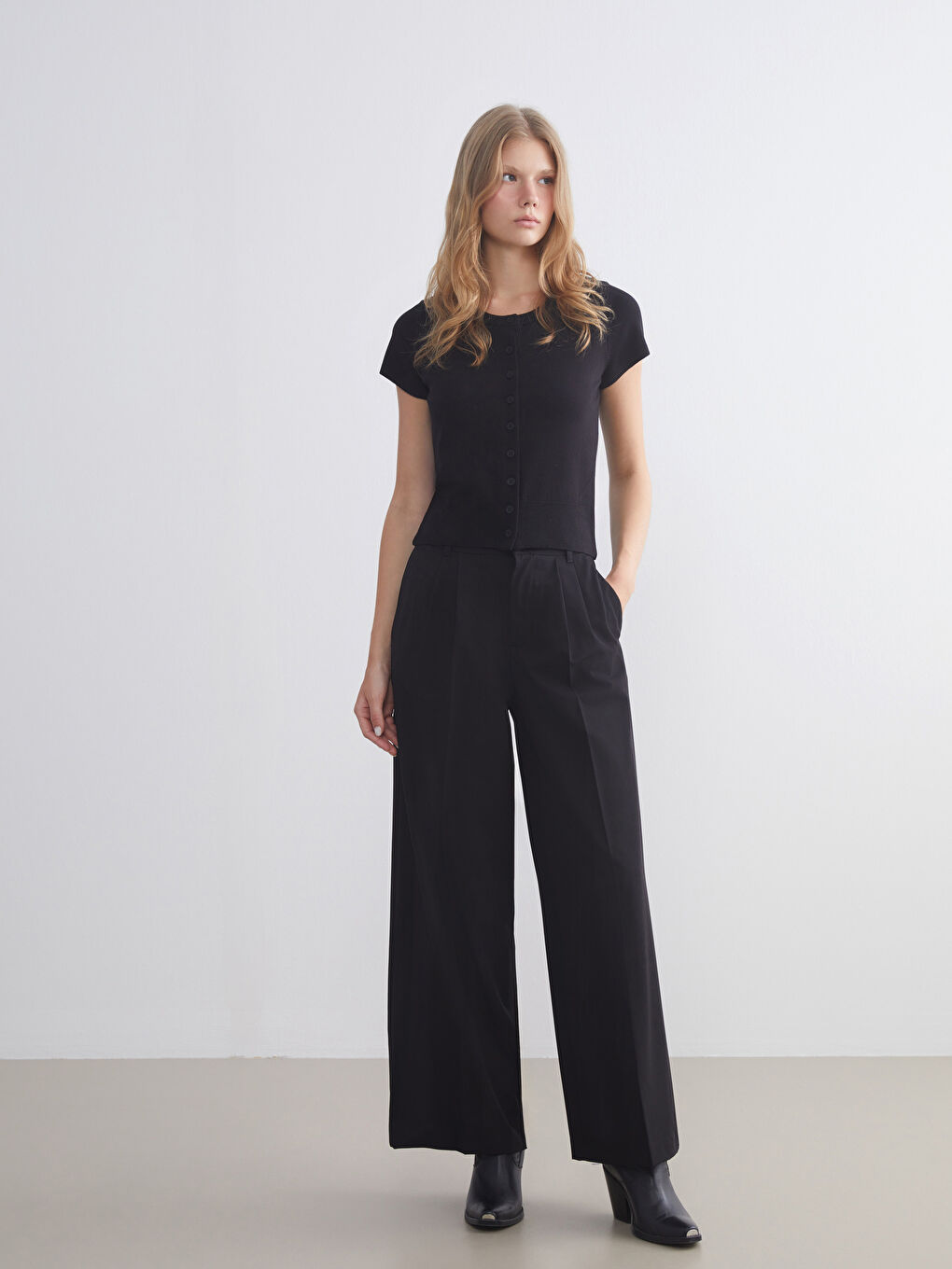 Siyah Loose Fit Geniş Paça Kadın Pileli Pantolon