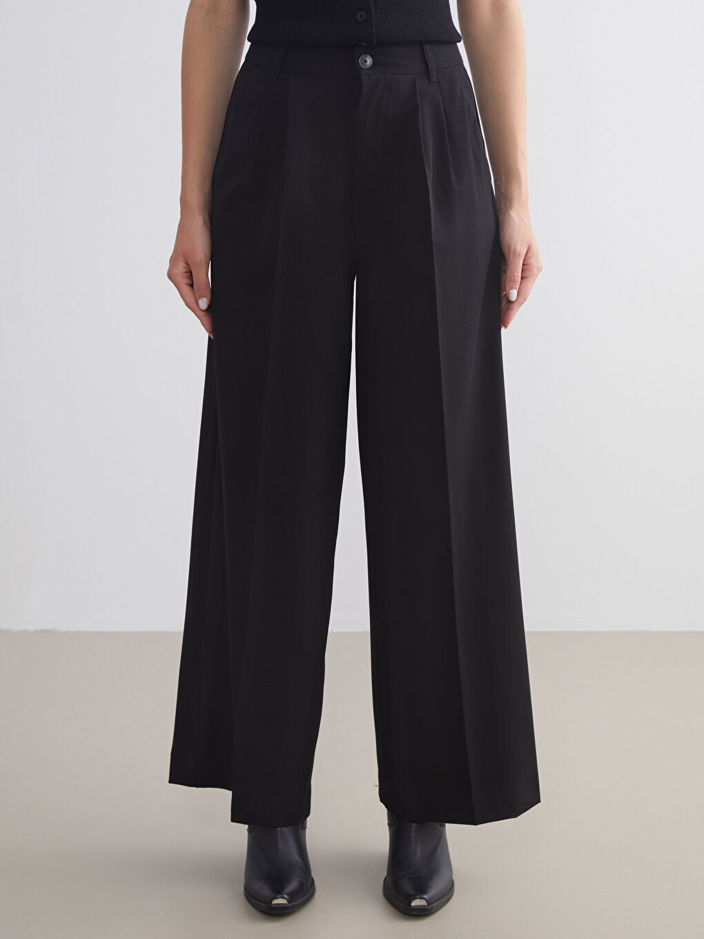 Siyah Loose Fit Geniş Paça Kadın Pileli Pantolon-1