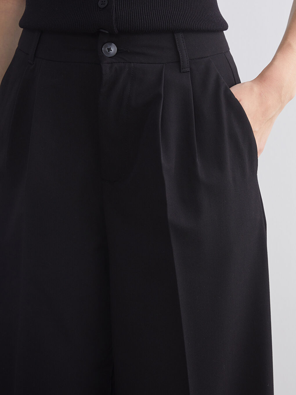 Siyah Loose Fit Geniş Paça Kadın Pileli Pantolon-2