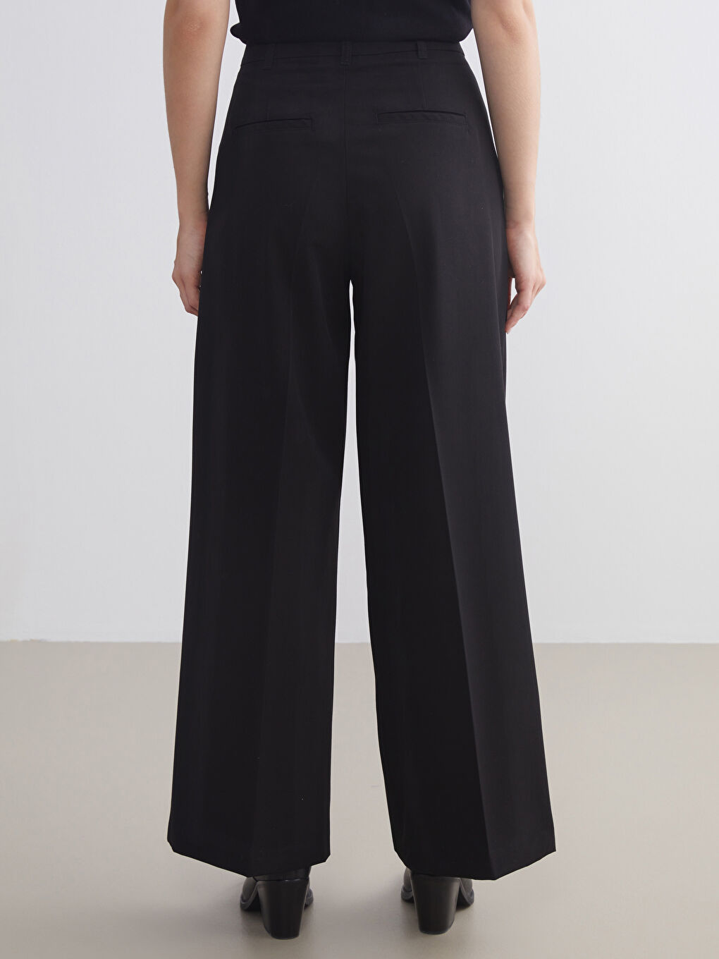 Siyah Loose Fit Geniş Paça Kadın Pileli Pantolon-3