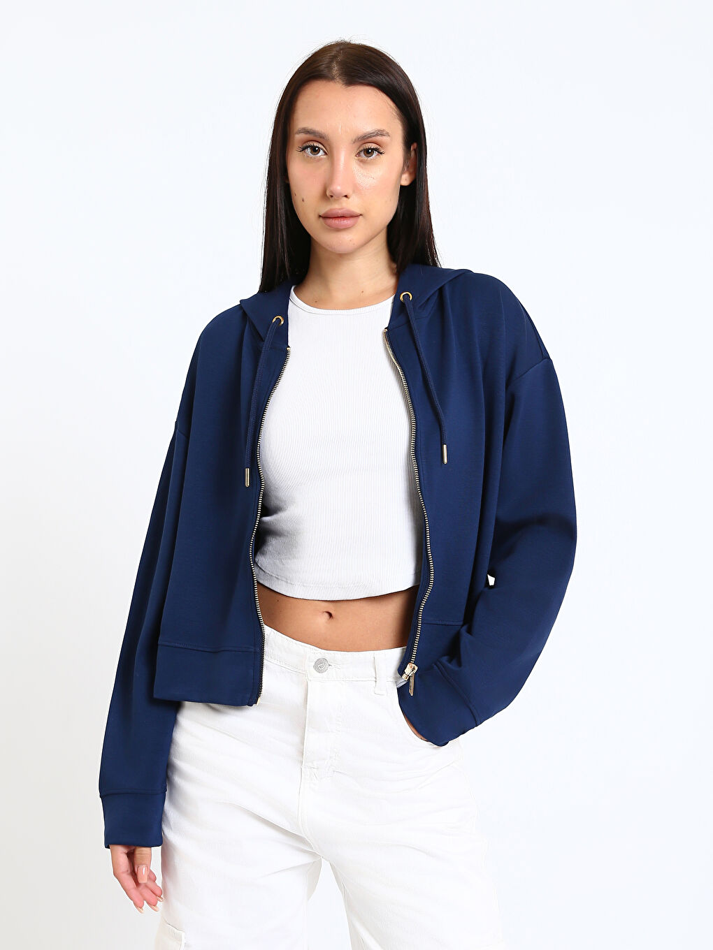 კაპიუშონიანი ელვიანი ზედა ქალებისთვის