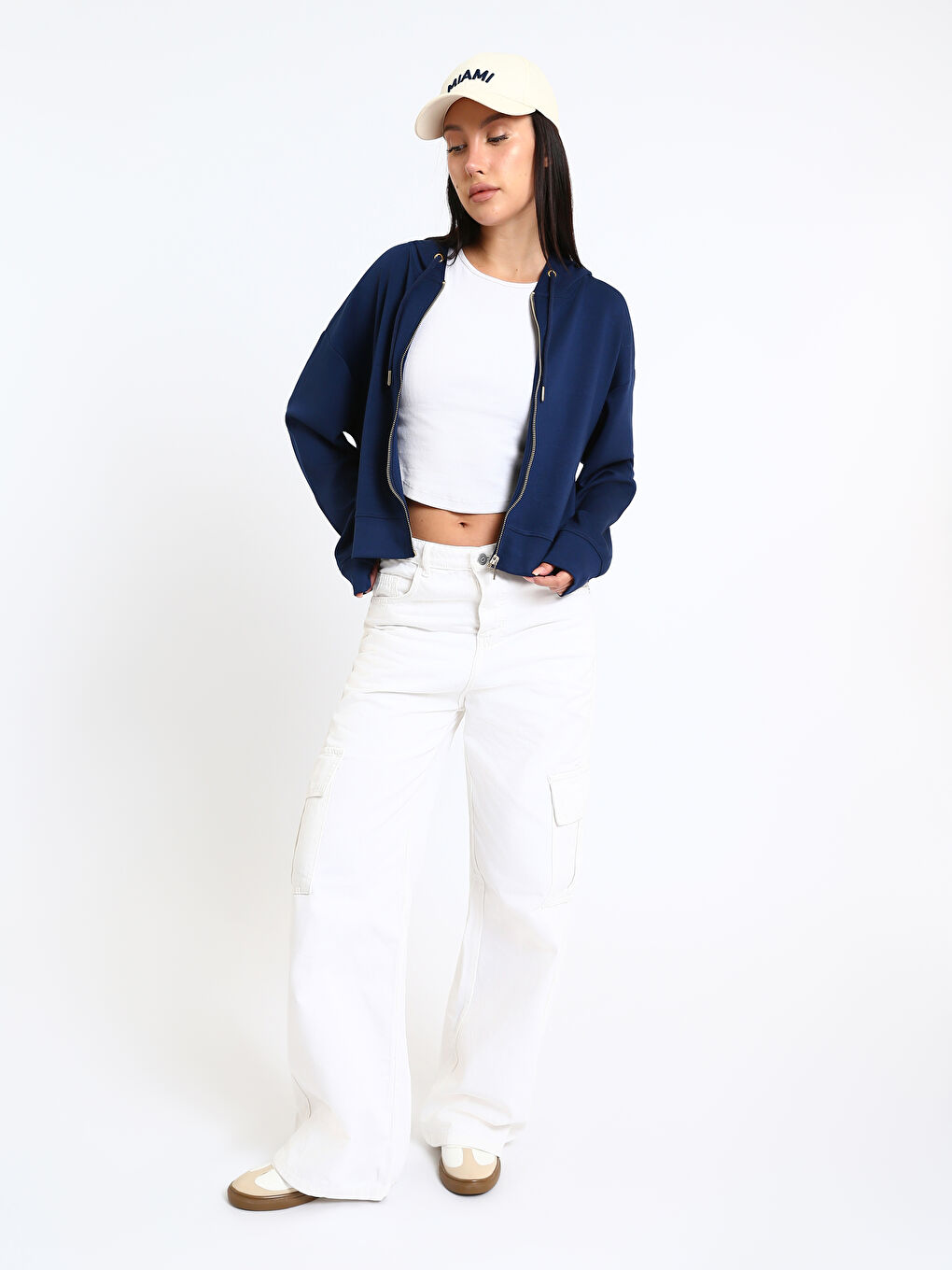 კაპიუშონიანი ელვიანი ზედა ქალებისთვის-1