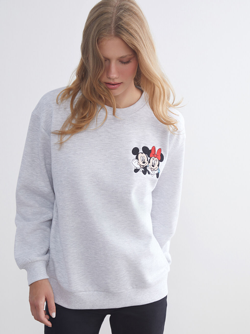 Gri Mickey ve Minnie Mouse Nakışlı Kadın Kalın Sweatshirt-1