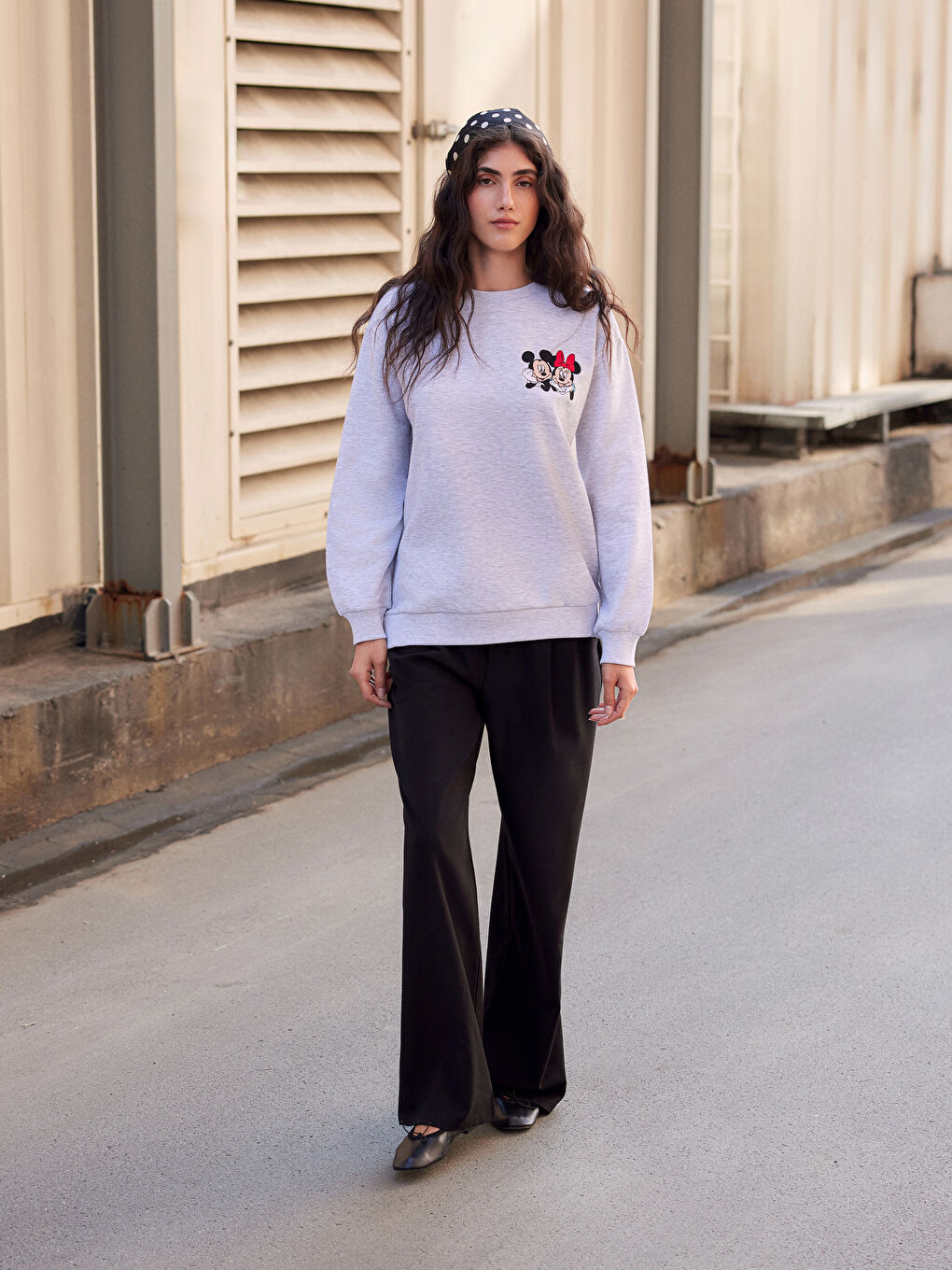 Gri Mickey ve Minnie Mouse Nakışlı Kadın Kalın Sweatshirt