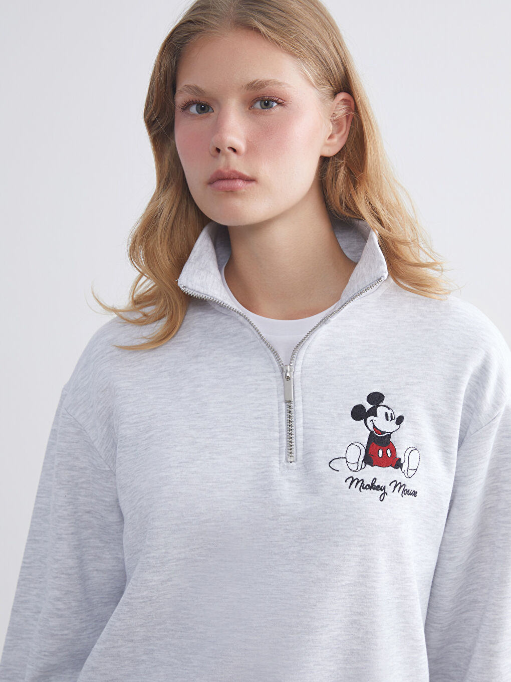Gri Dik Yaka Mickey Mouse Nakışlı Oversize Kadın Kalın Sweatshirt-1