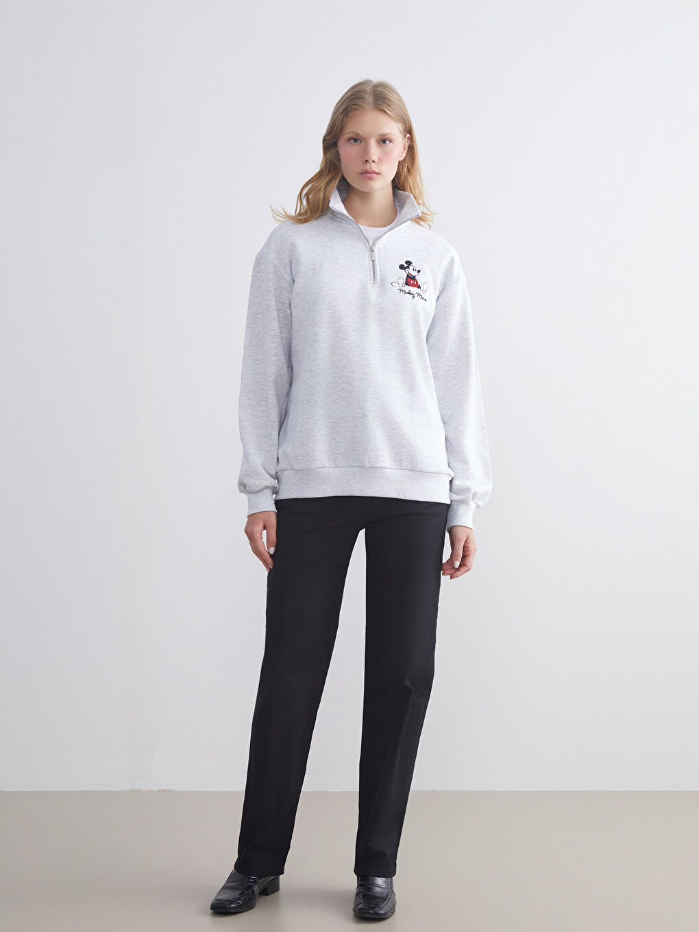 Gri Dik Yaka Mickey Mouse Nakışlı Oversize Kadın Kalın Sweatshirt-2