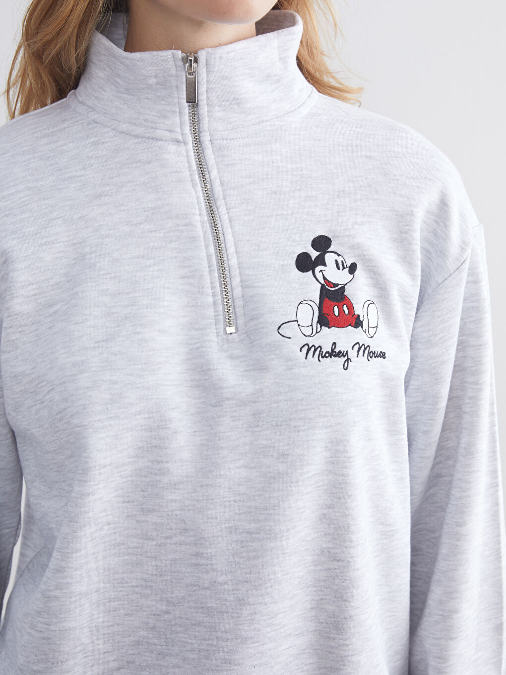 Gri Dik Yaka Mickey Mouse Nakışlı Oversize Kadın Kalın Sweatshirt-3