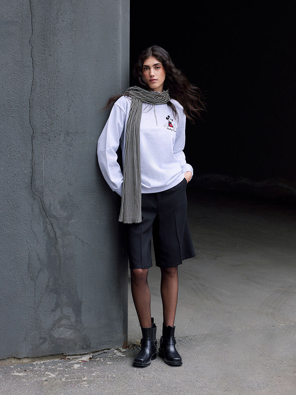 Gri Dik Yaka Mickey Mouse Nakışlı Oversize Kadın Kalın Sweatshirt