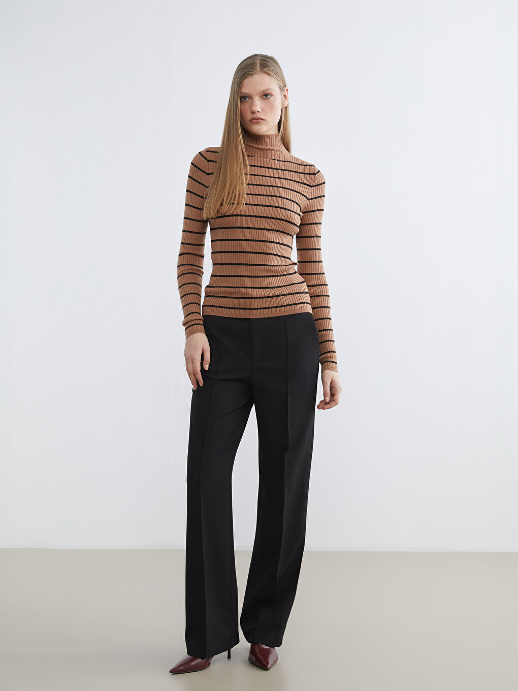 كنزة صوفية مُخَطَّطة برقبة شبه عالية للسيدات-1