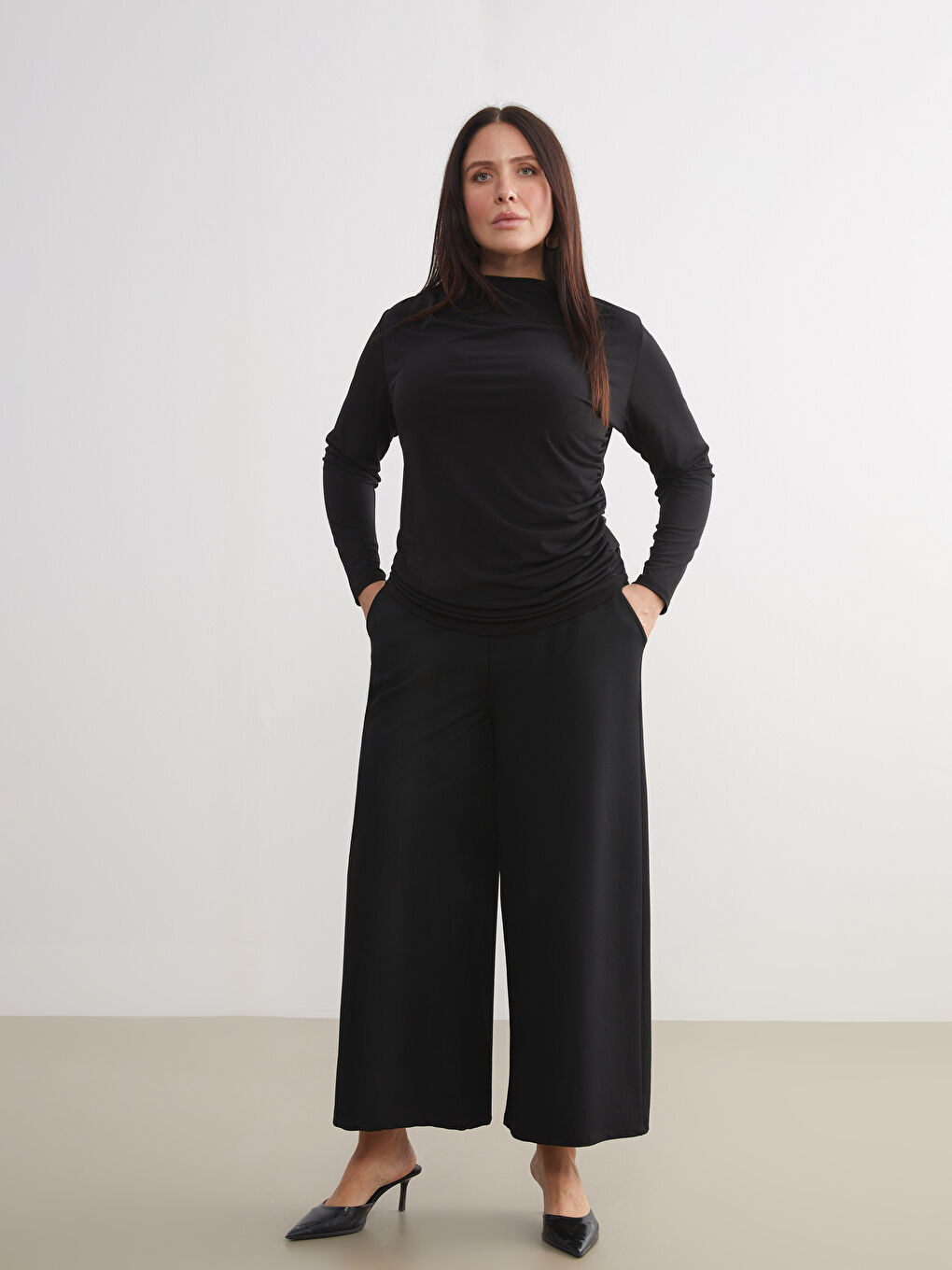 Siyah Bisiklet Yaka Büzgülü Kadın Body-5