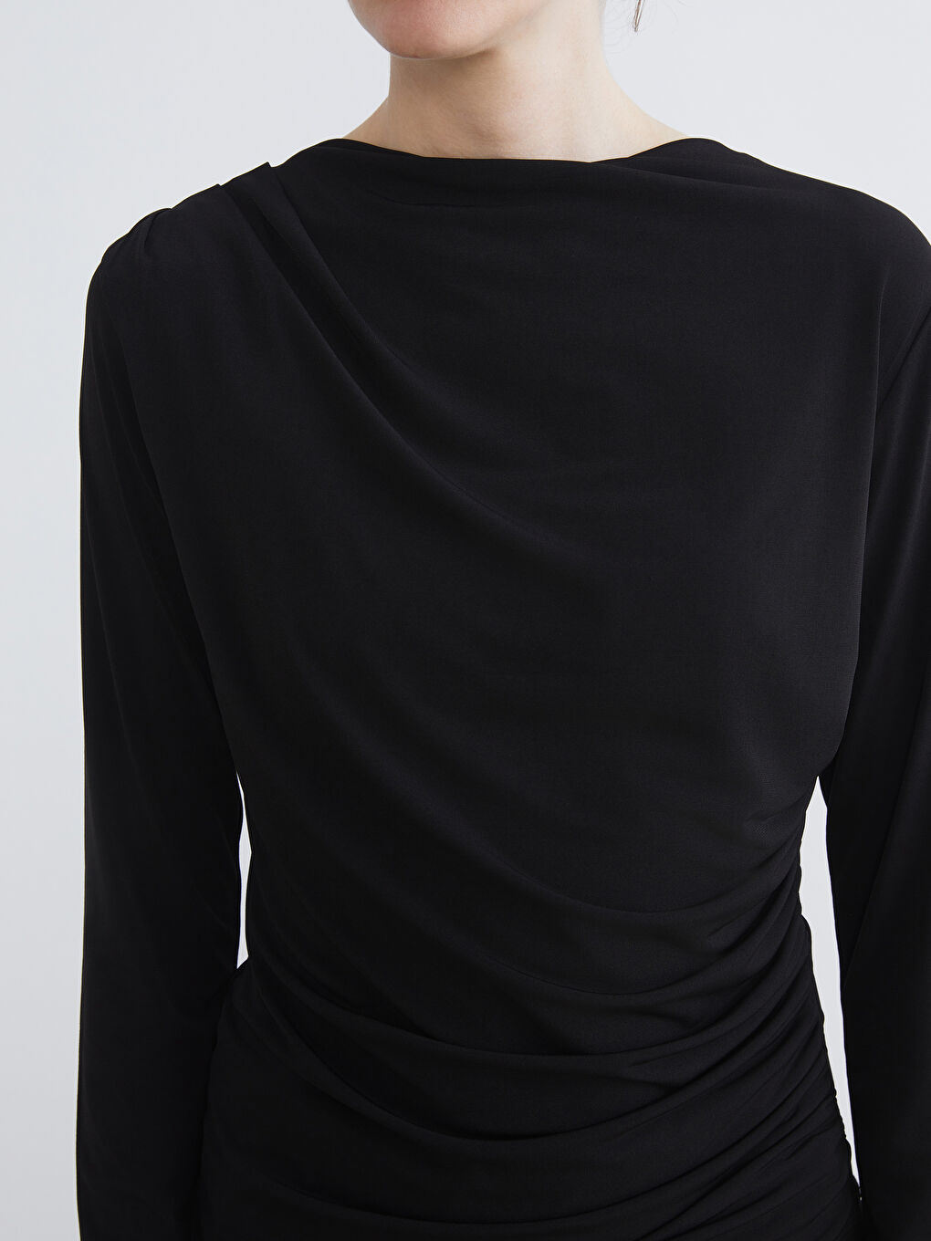 Siyah Bisiklet Yaka Büzgülü Kadın Body-3