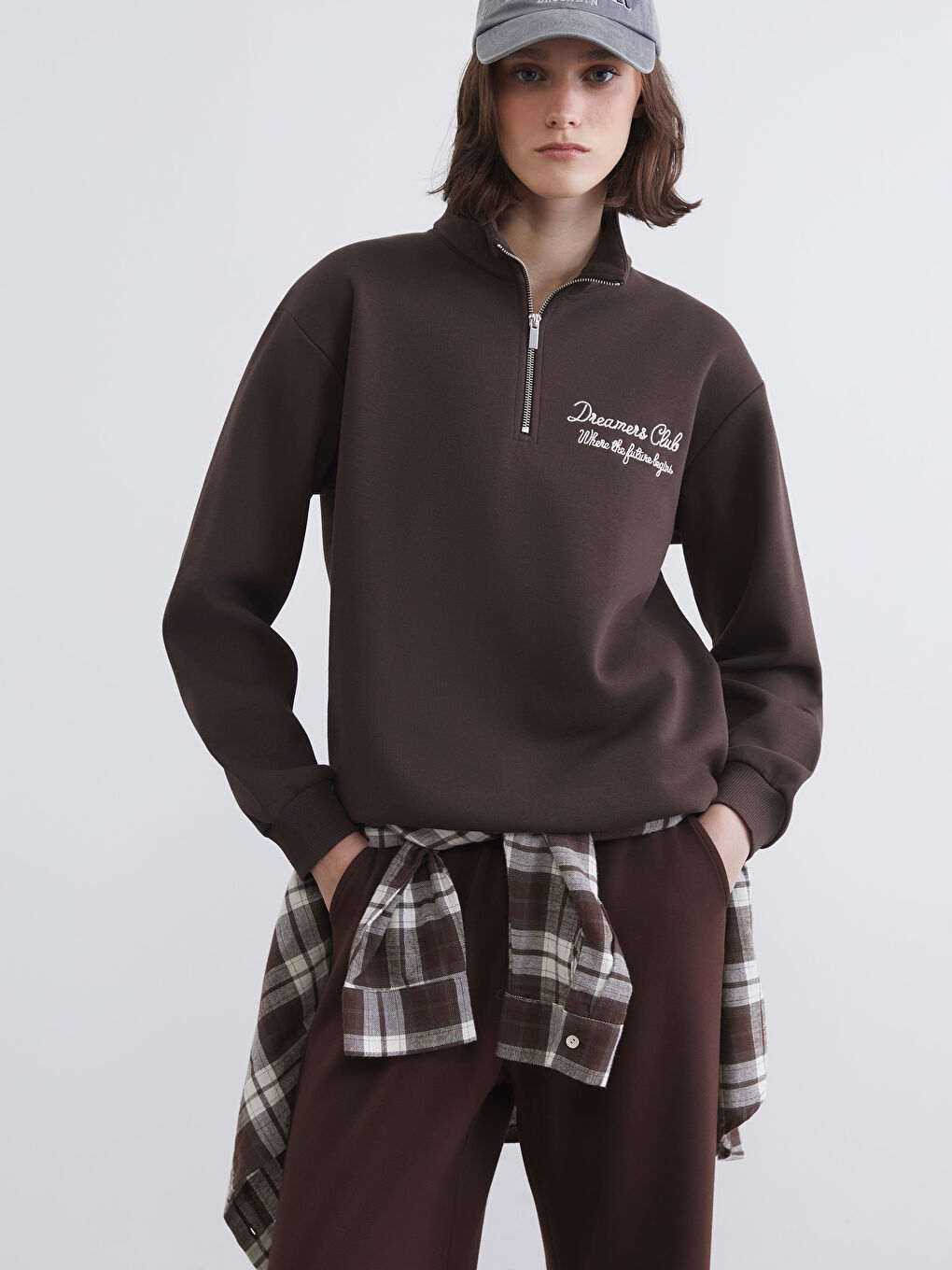 Kahverengi Dik Yaka Nakışlı Oversize Kadın Kalın Sweatshirt-1