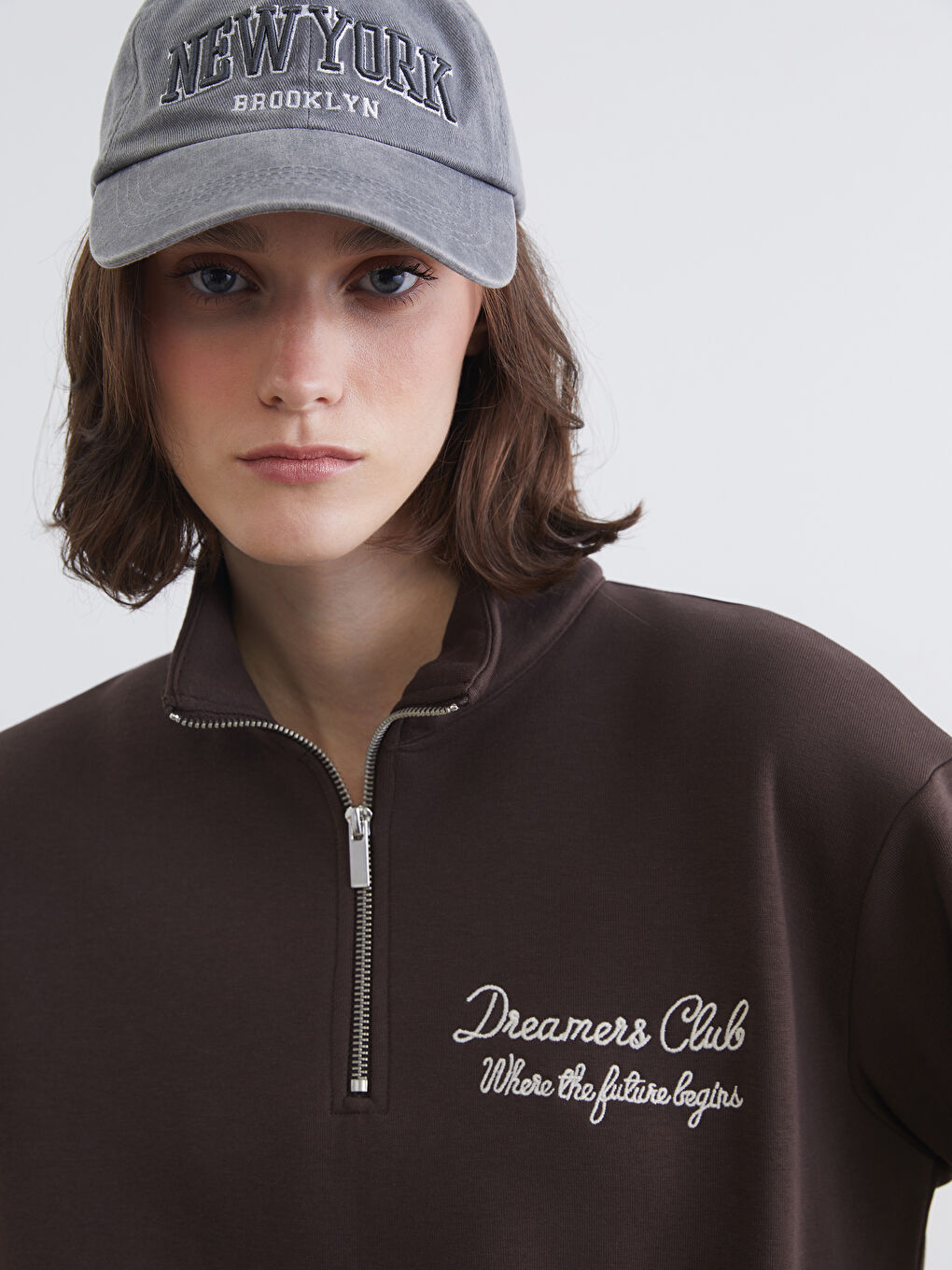 Kahverengi Dik Yaka Nakışlı Oversize Kadın Kalın Sweatshirt-2