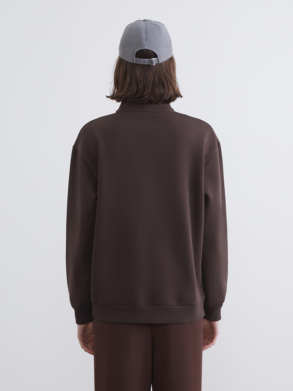 Kahverengi Dik Yaka Nakışlı Oversize Kadın Kalın Sweatshirt-3