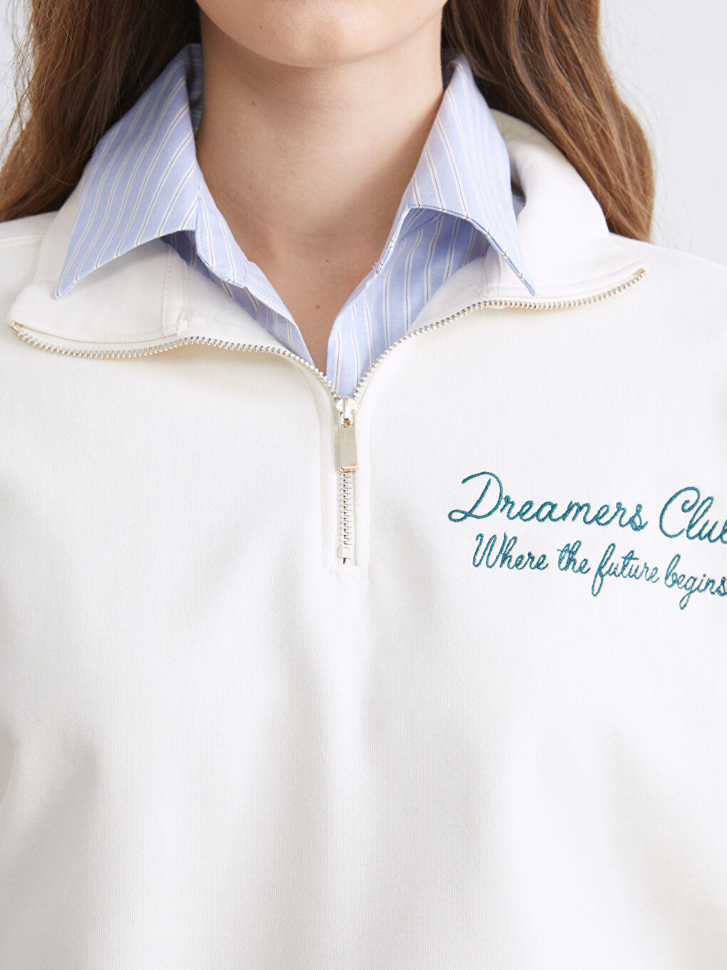 Толстый свитшот с вышивкой и воротником-труба оверсайз для женщин-4