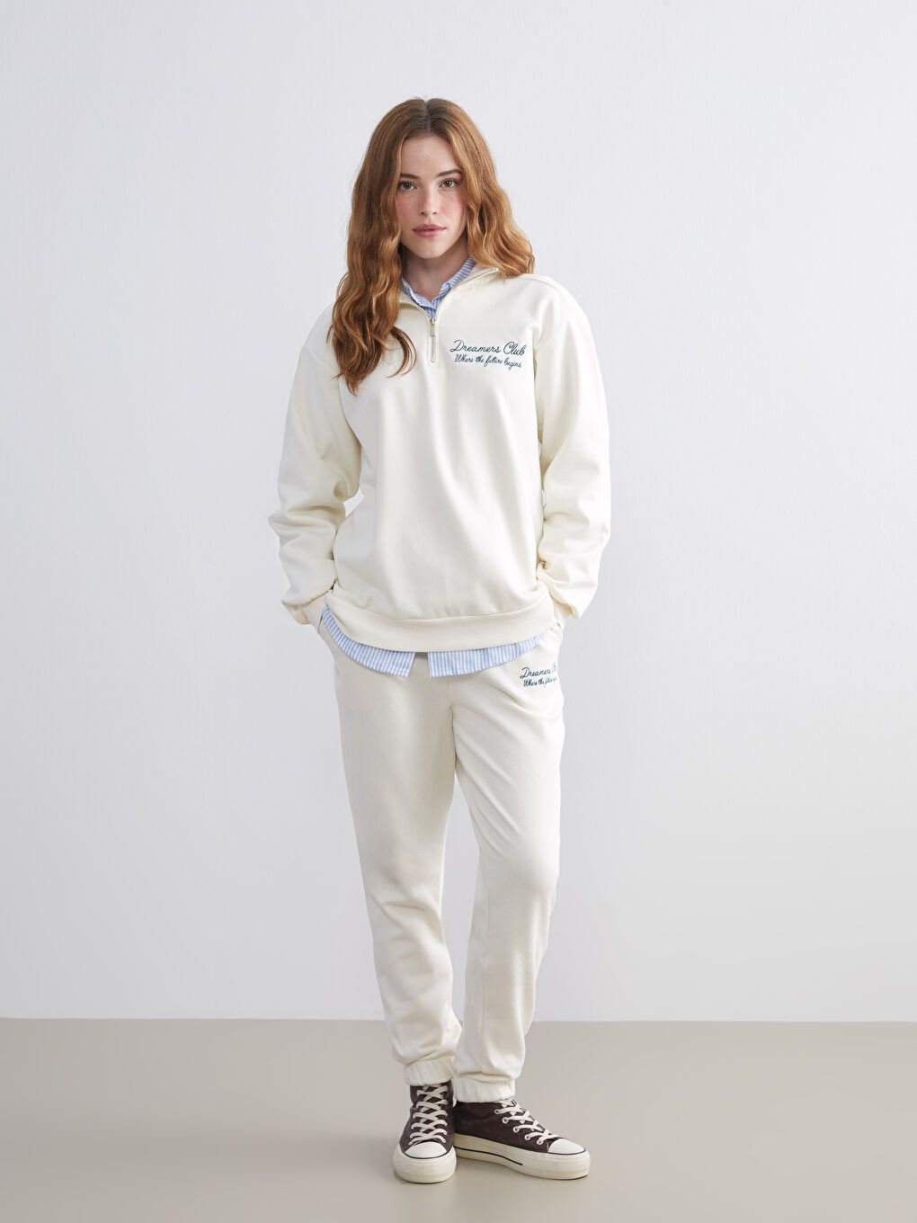 Толстый свитшот с вышивкой и воротником-труба оверсайз для женщин-1