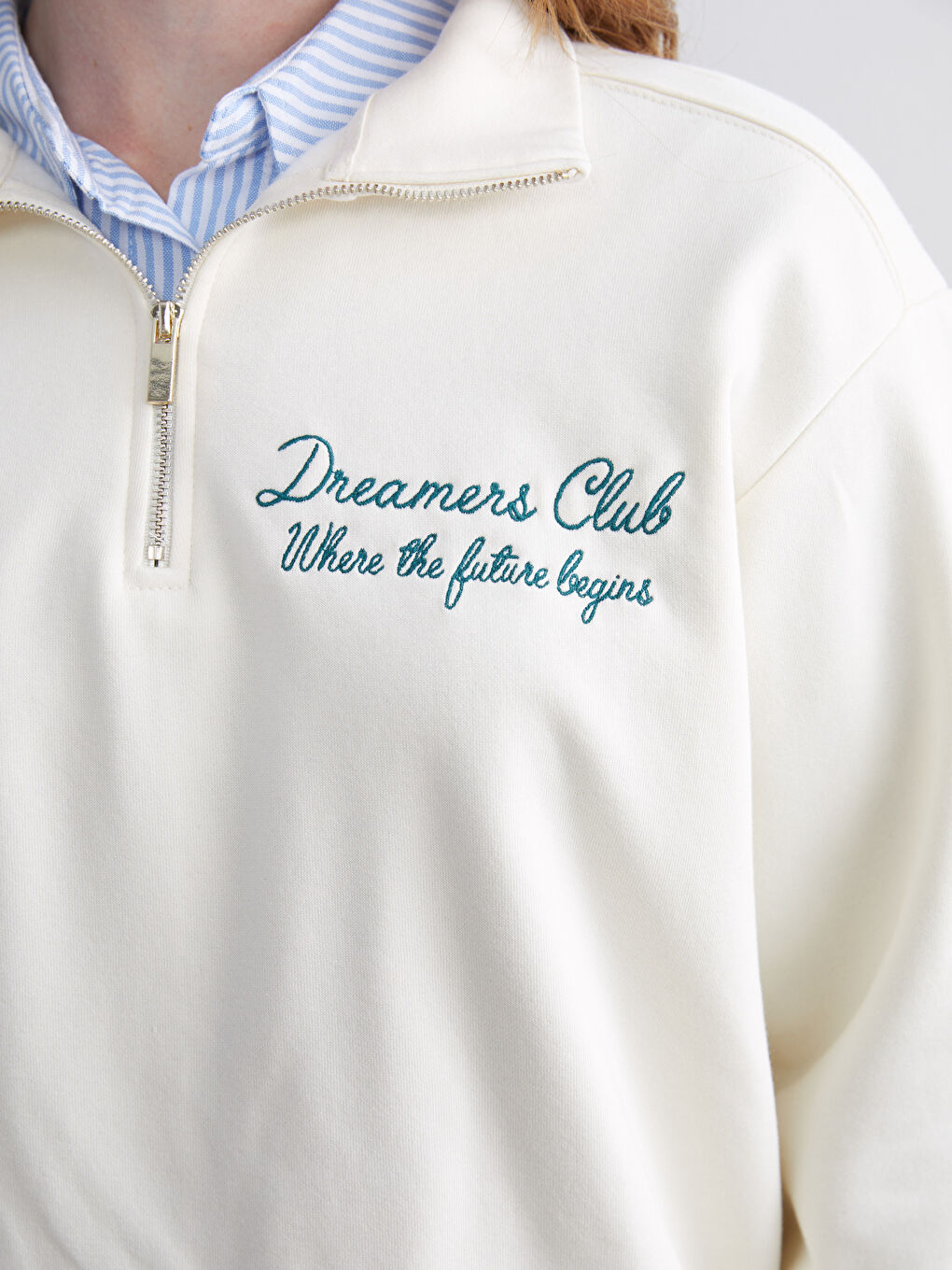 Толстый свитшот с вышивкой и воротником-труба оверсайз для женщин-2