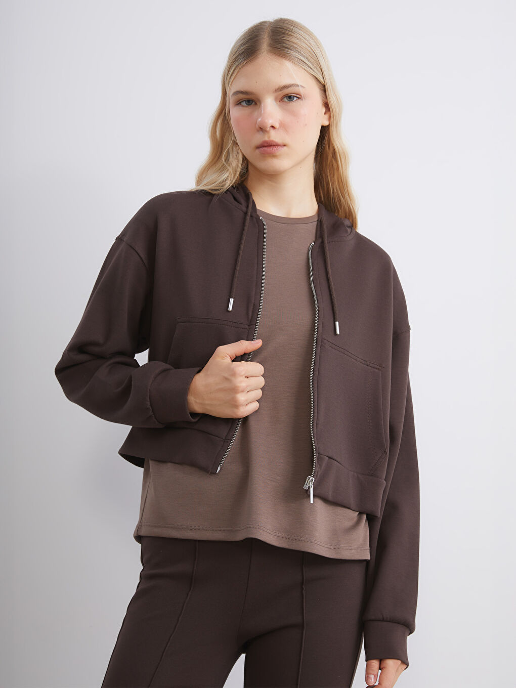 Kahverengi Kapüşonlu Kadın Fermuarlı Sweatshirt