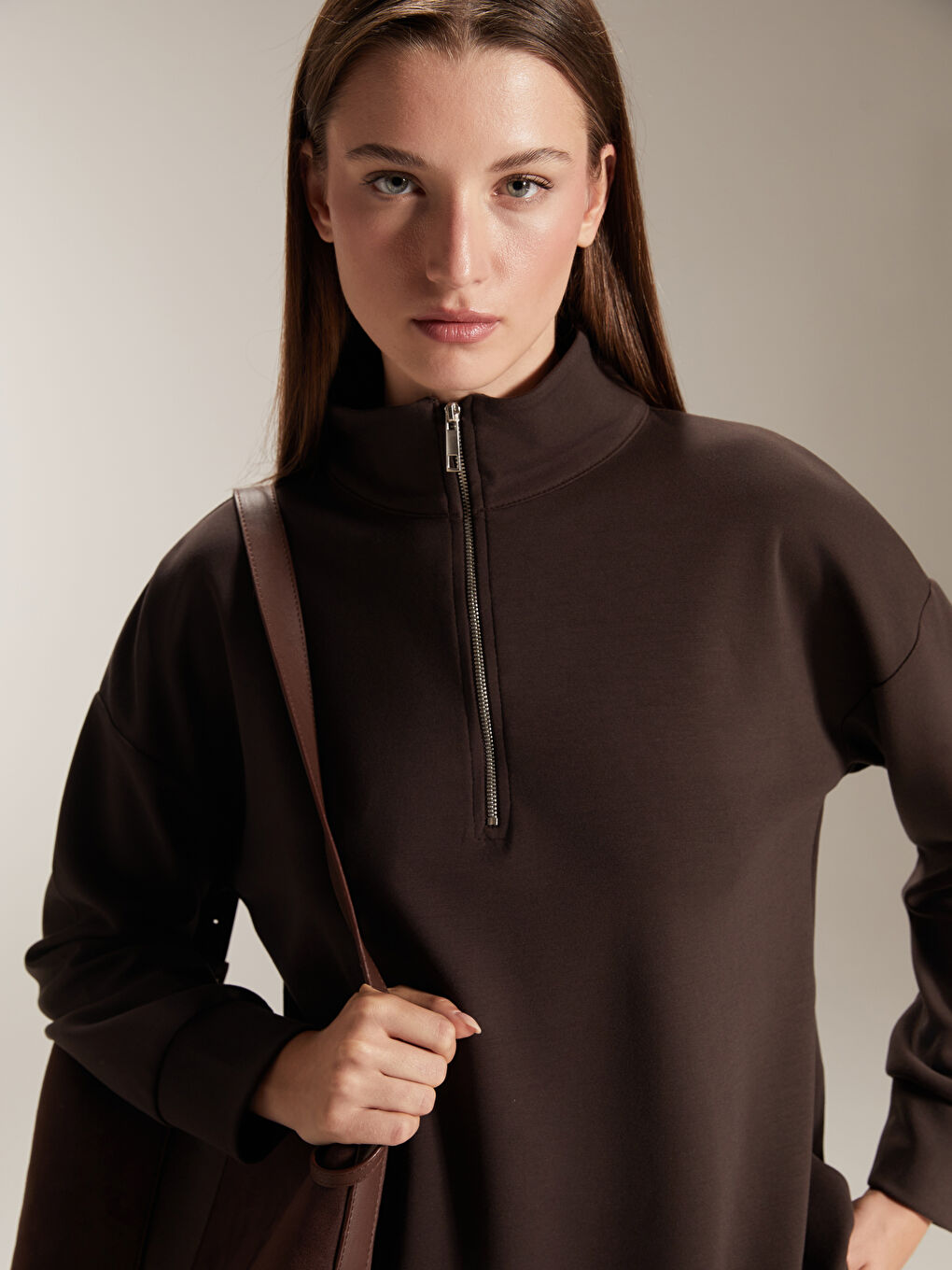 Kahverengi Dik Yaka Kadın Sweatshirt