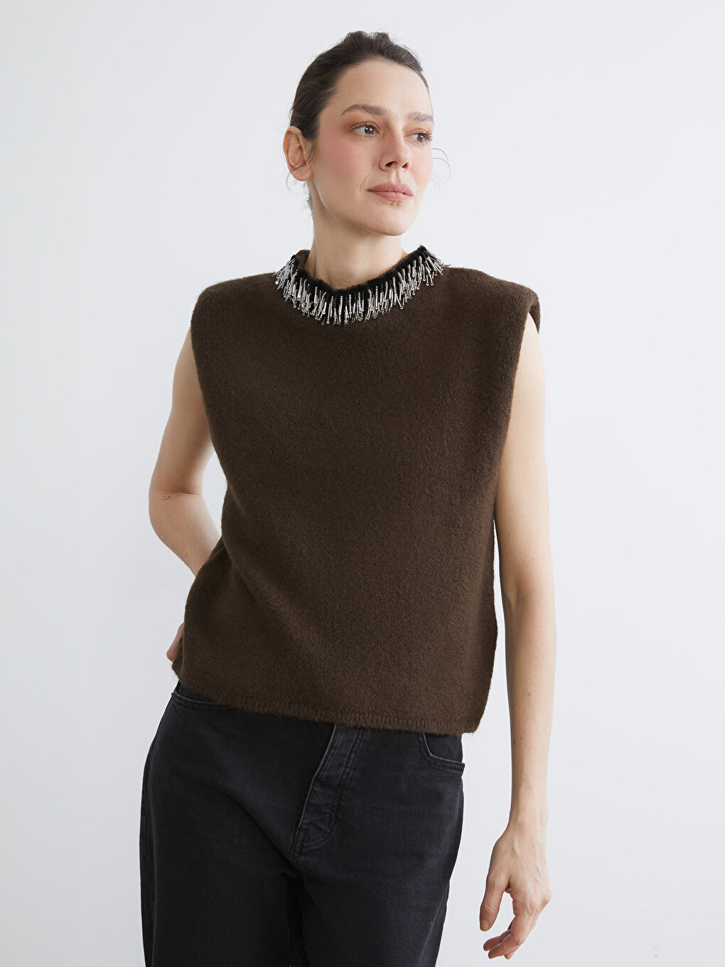 Siyah Dik Yaka Boncuk İşlemeli Kadın Triko Süveter