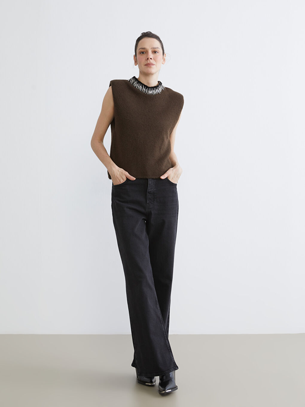 Siyah Dik Yaka Boncuk İşlemeli Kadın Triko Süveter-1