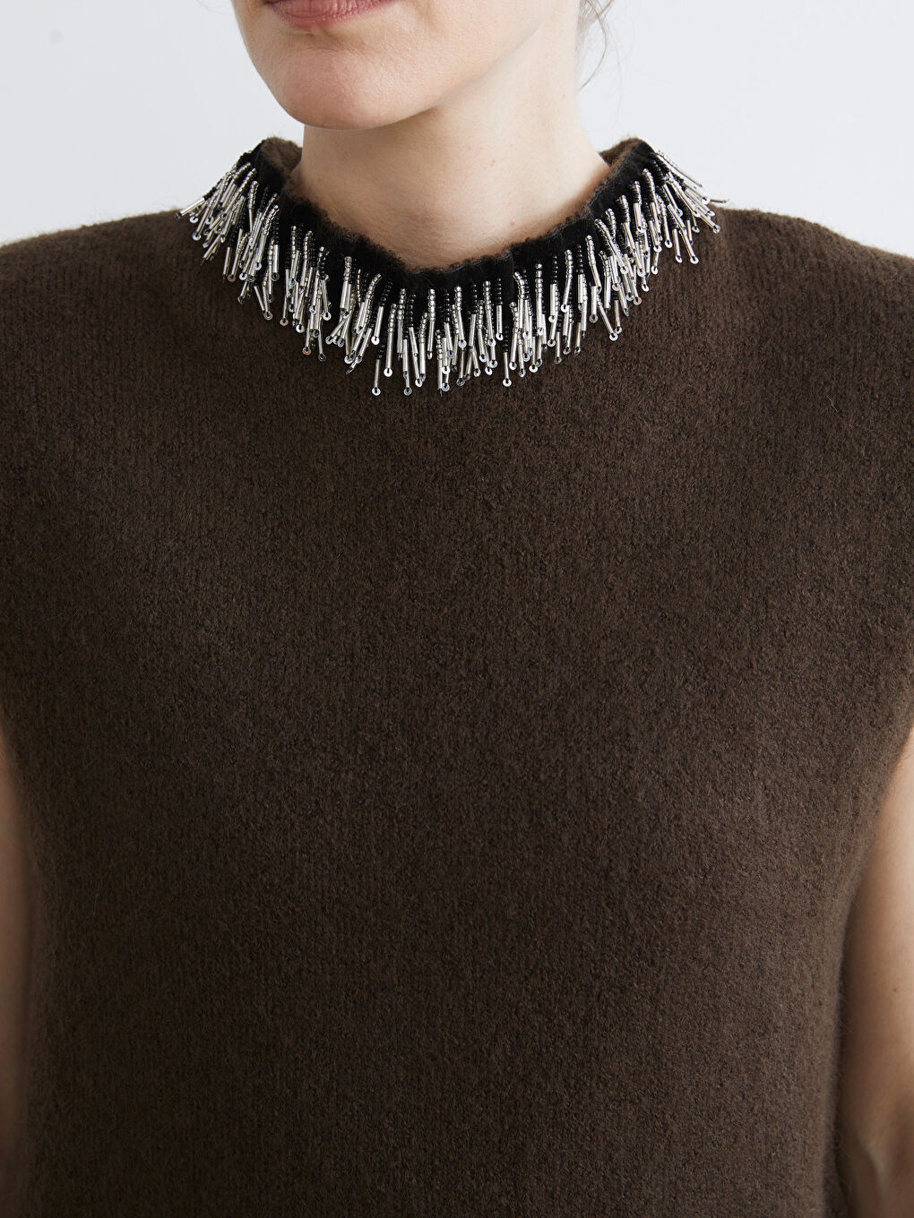 Siyah Dik Yaka Boncuk İşlemeli Kadın Triko Süveter-2