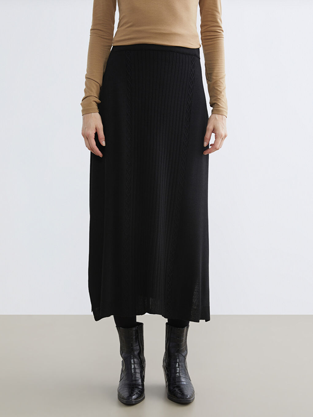 Siyah Beli Lastikli Kendinden Desenli Triko Etek-1