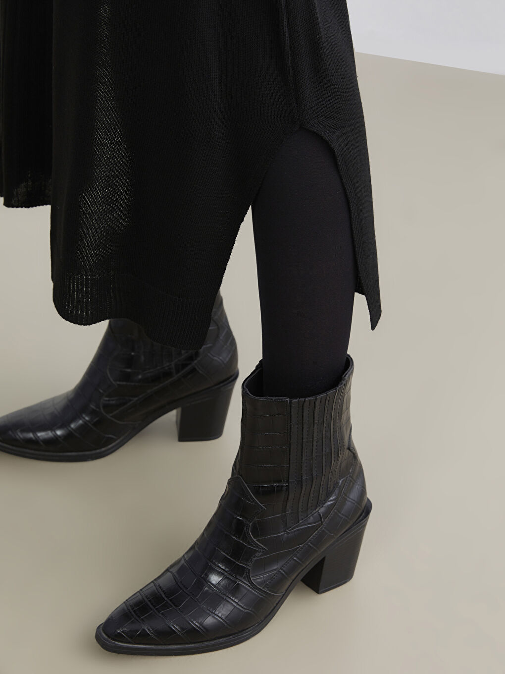 Siyah Beli Lastikli Kendinden Desenli Triko Etek-2