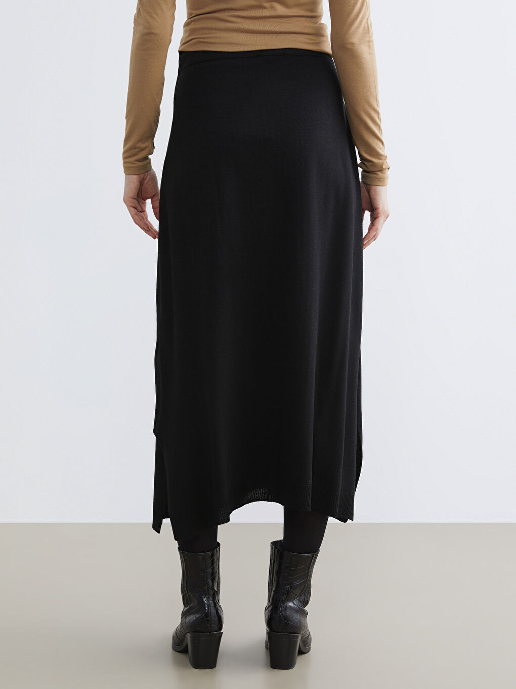 Siyah Beli Lastikli Kendinden Desenli Triko Etek-3