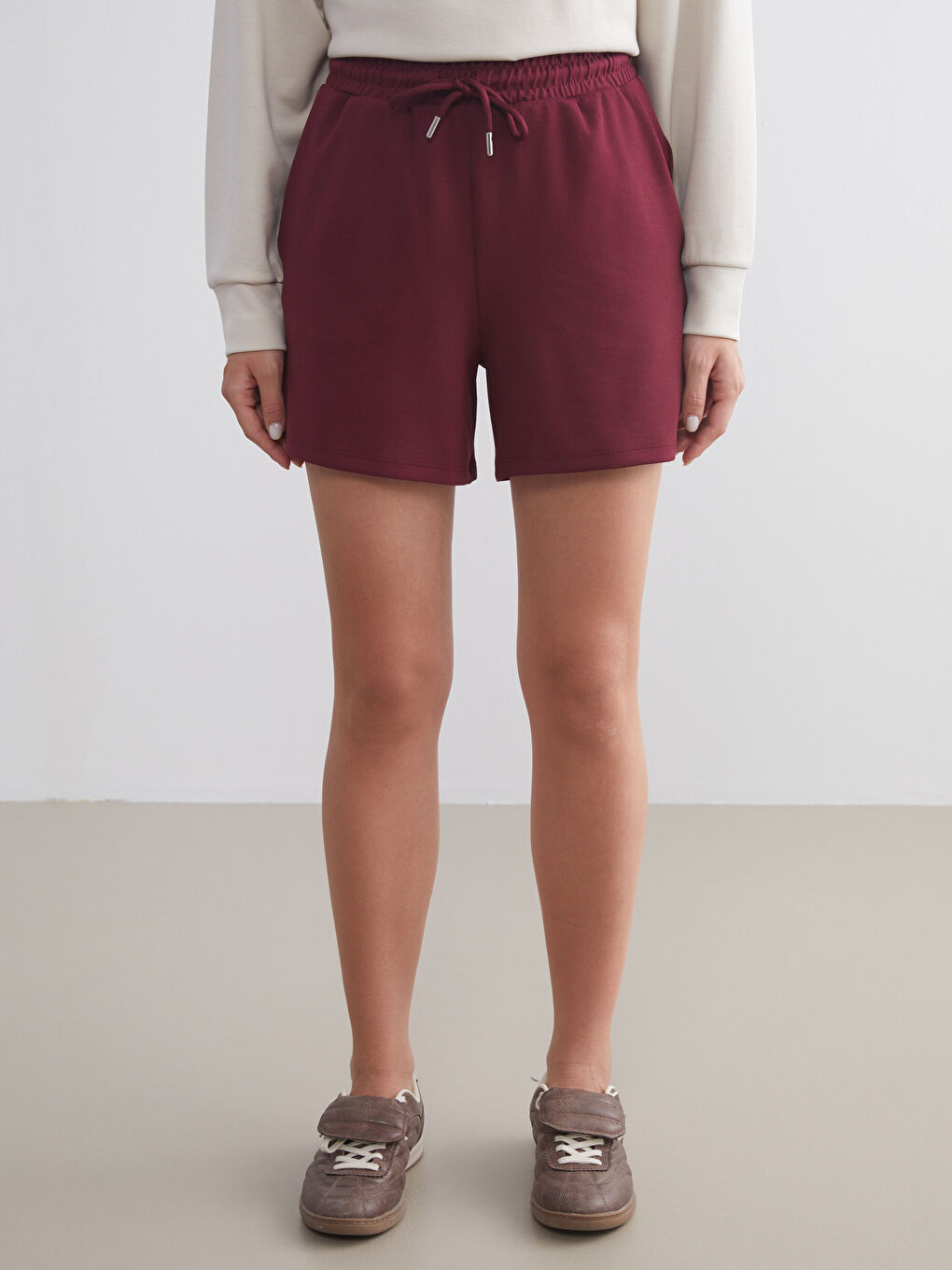 Bordo Beli Lastikli Kadın Şort-1