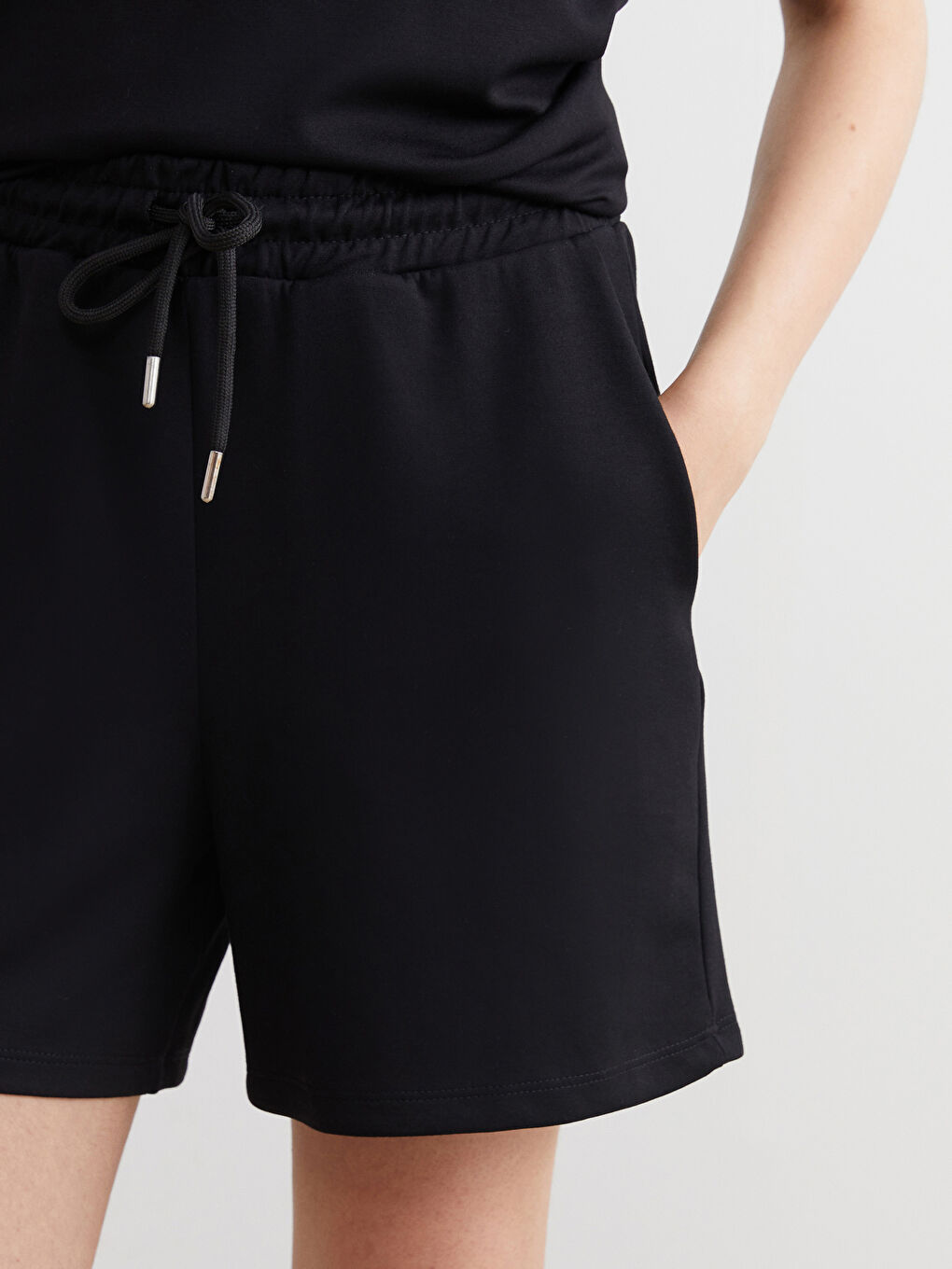 Siyah Beli Lastikli Kadın Şort-4