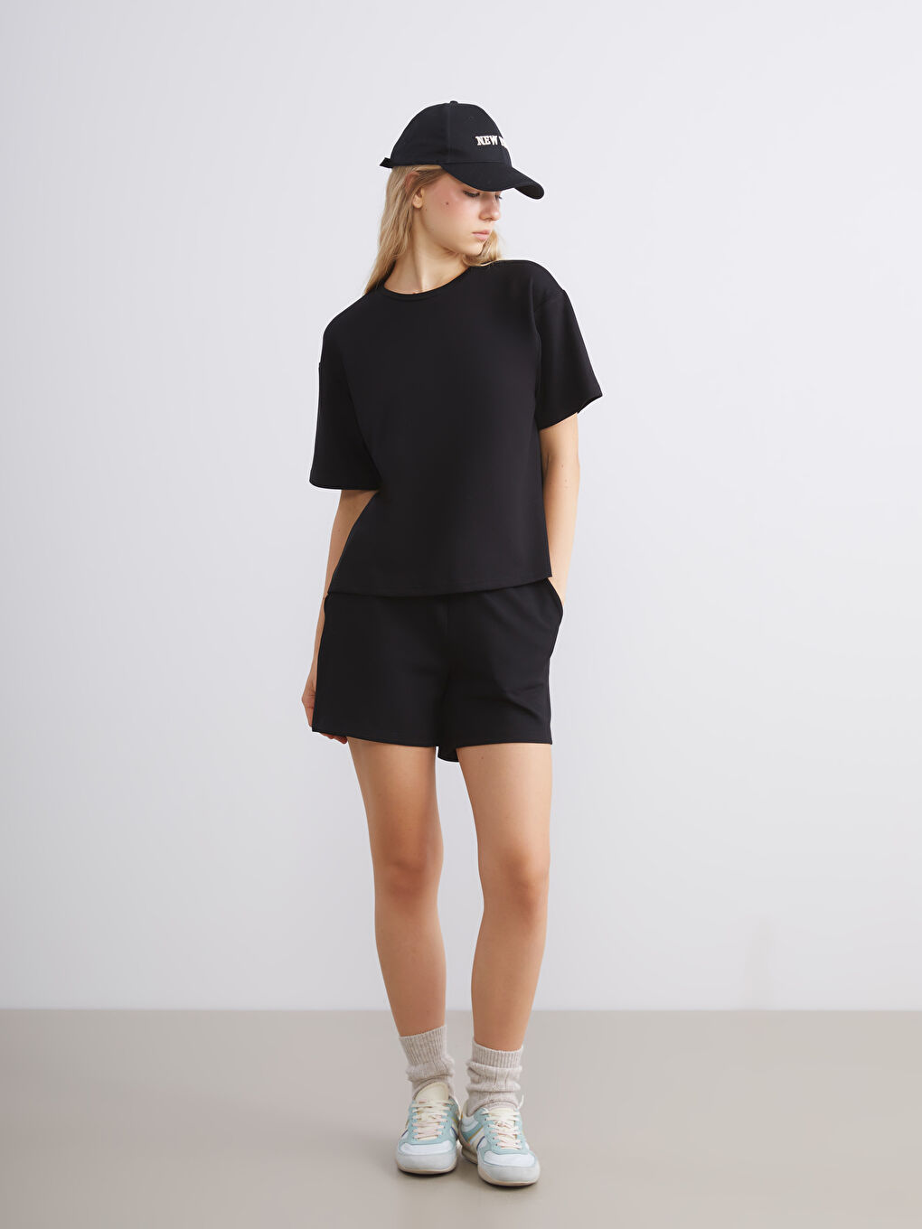 Siyah Beli Lastikli Kadın Şort-1