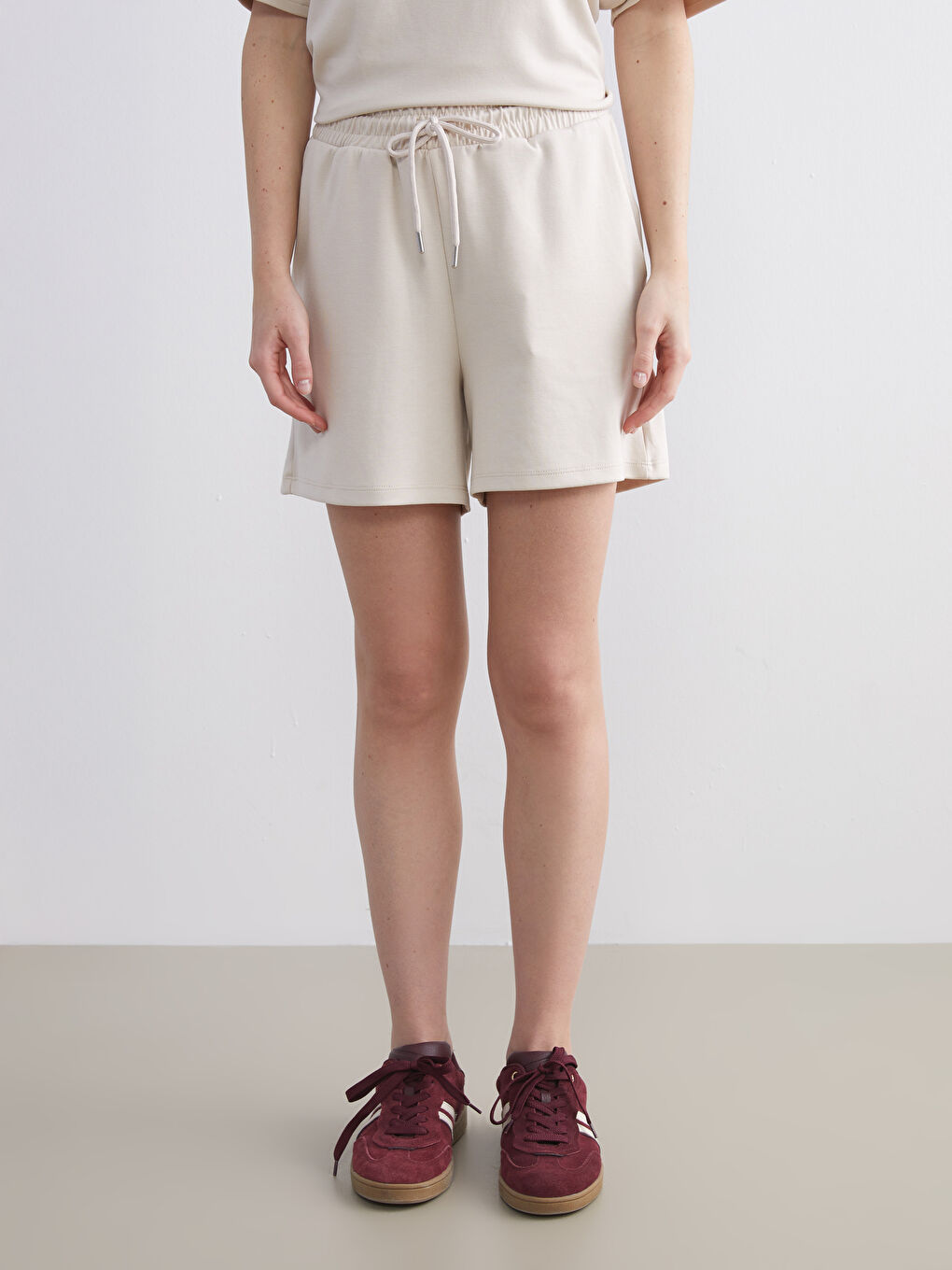 Bej Beli Lastikli Kadın Şort-1