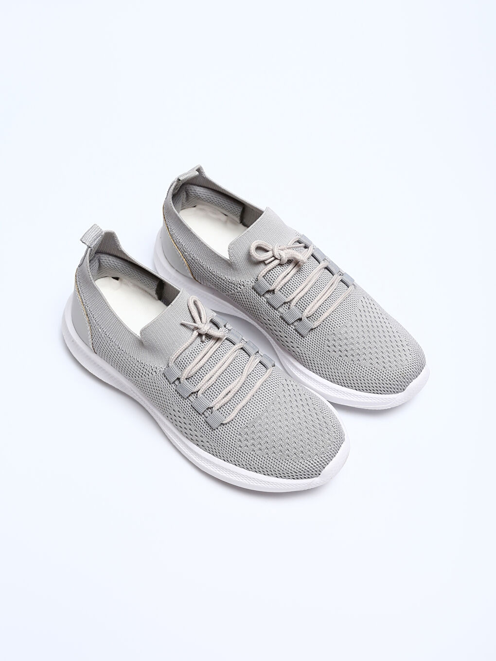 حذاء رياضي للسيدات بأربطة