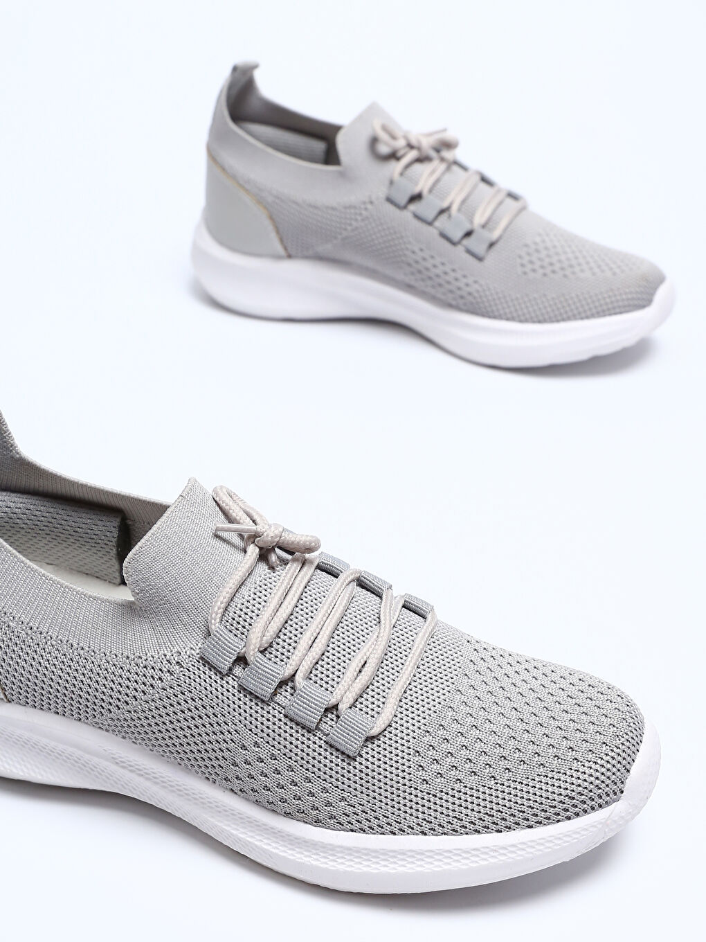 حذاء رياضي للسيدات بأربطة-2
