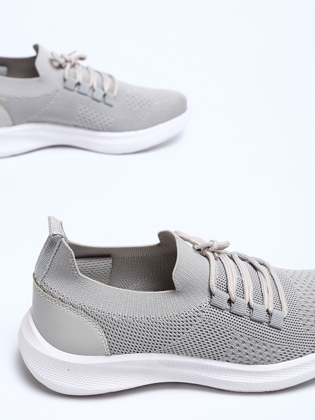 حذاء رياضي للسيدات بأربطة-3