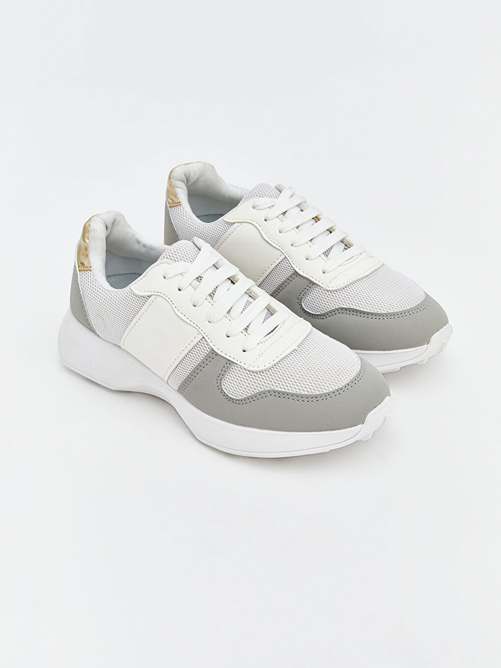 أحذية رياضية نسائية مفصلة