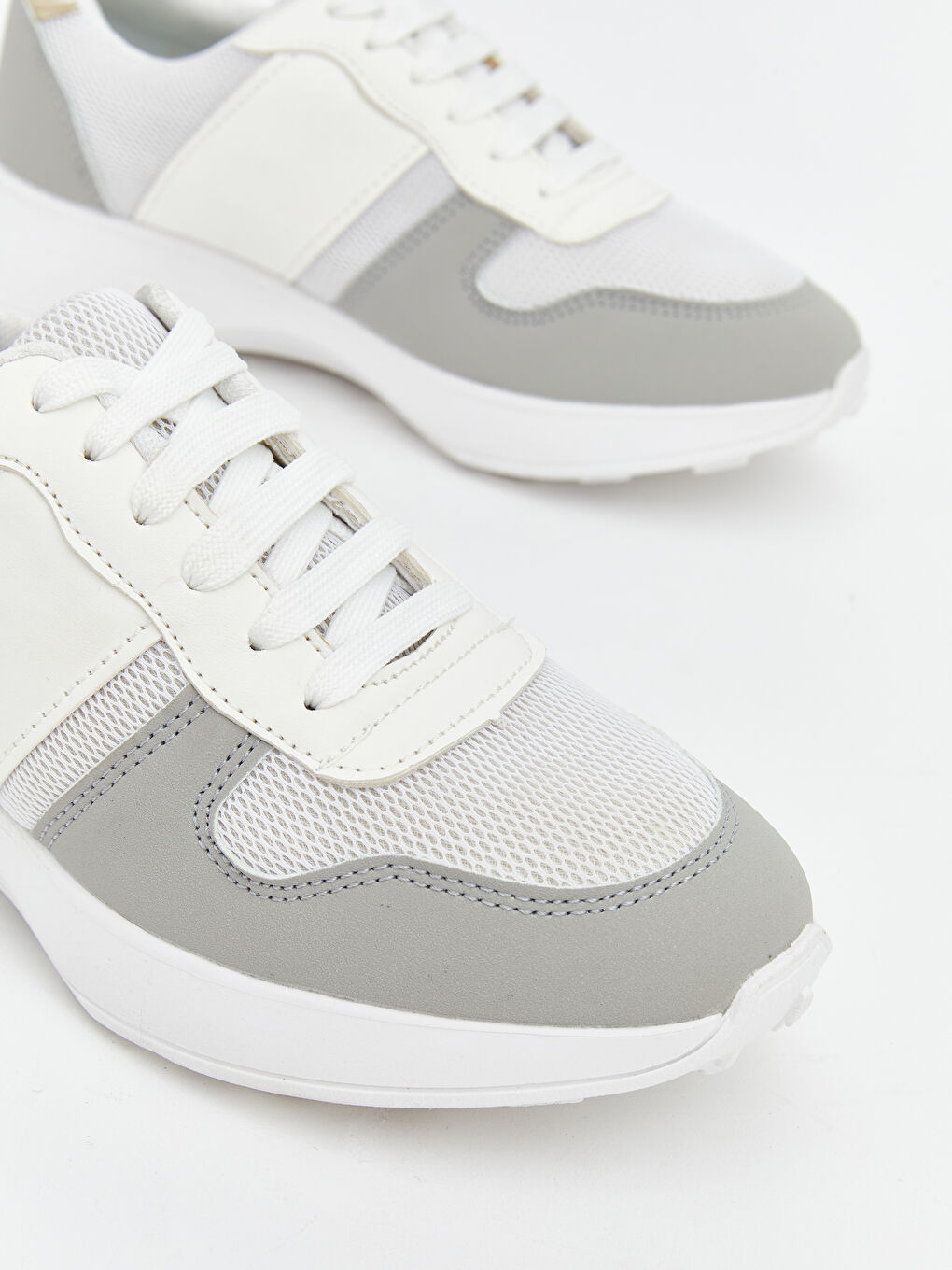 أحذية رياضية نسائية مفصلة-2