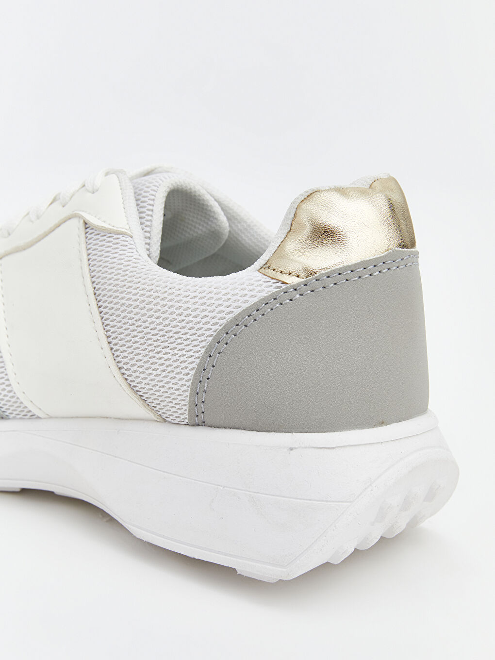 أحذية رياضية نسائية مفصلة-4