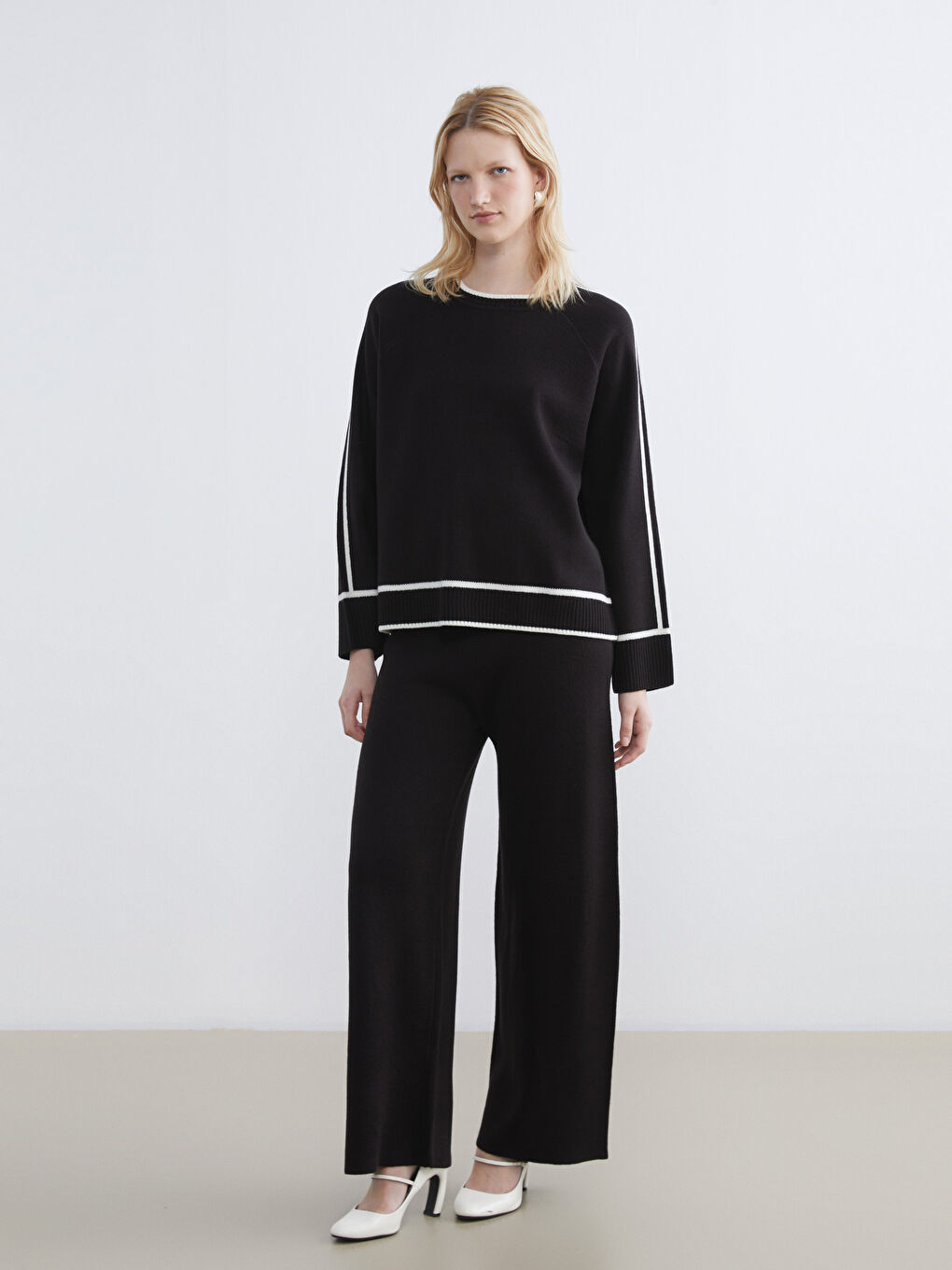 Džemper za Žene sa Okruglim Izrezom i Detaljima Pruga od Trikotaže-1