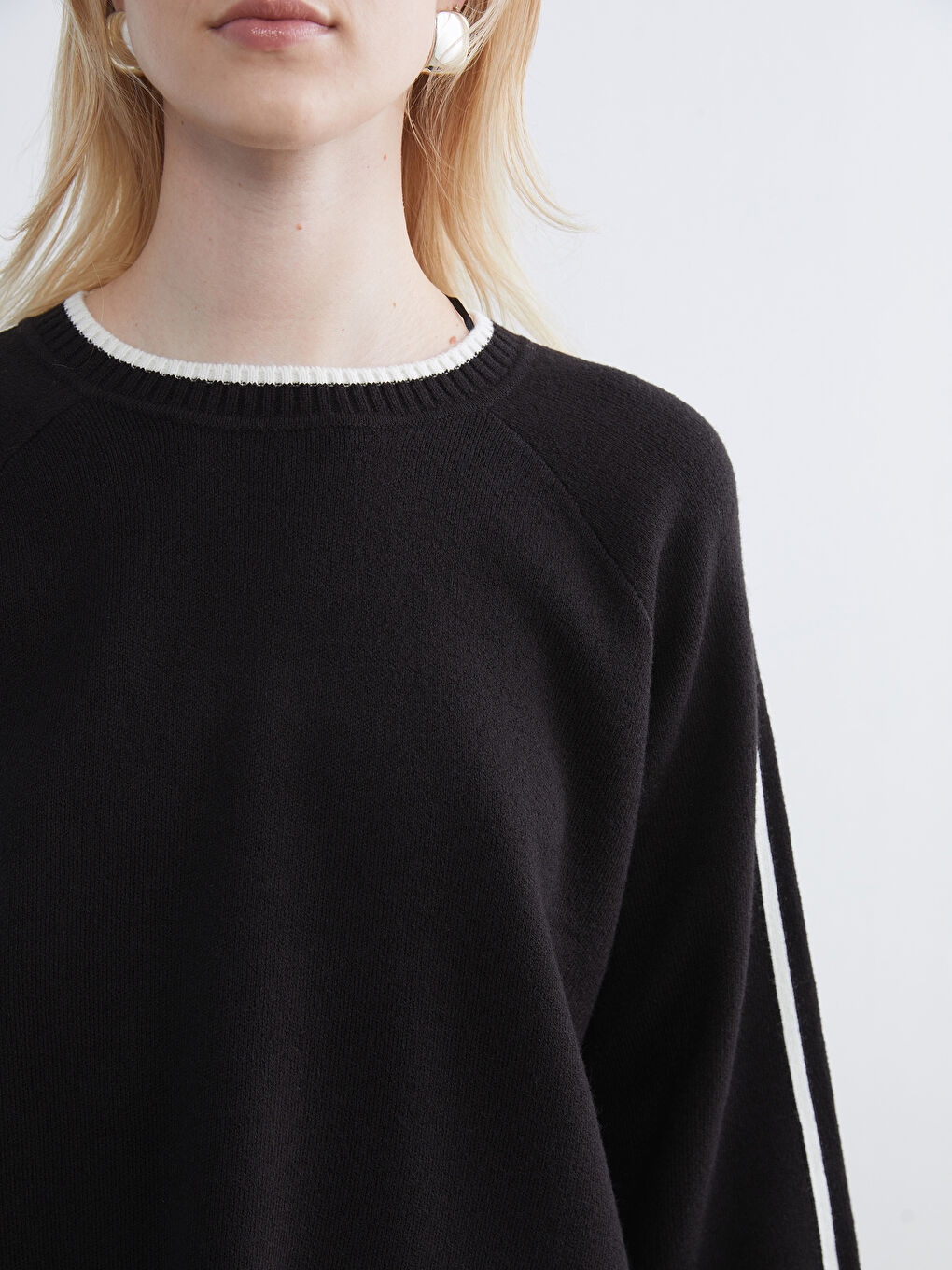 Džemper za Žene sa Okruglim Izrezom i Detaljima Pruga od Trikotaže-2