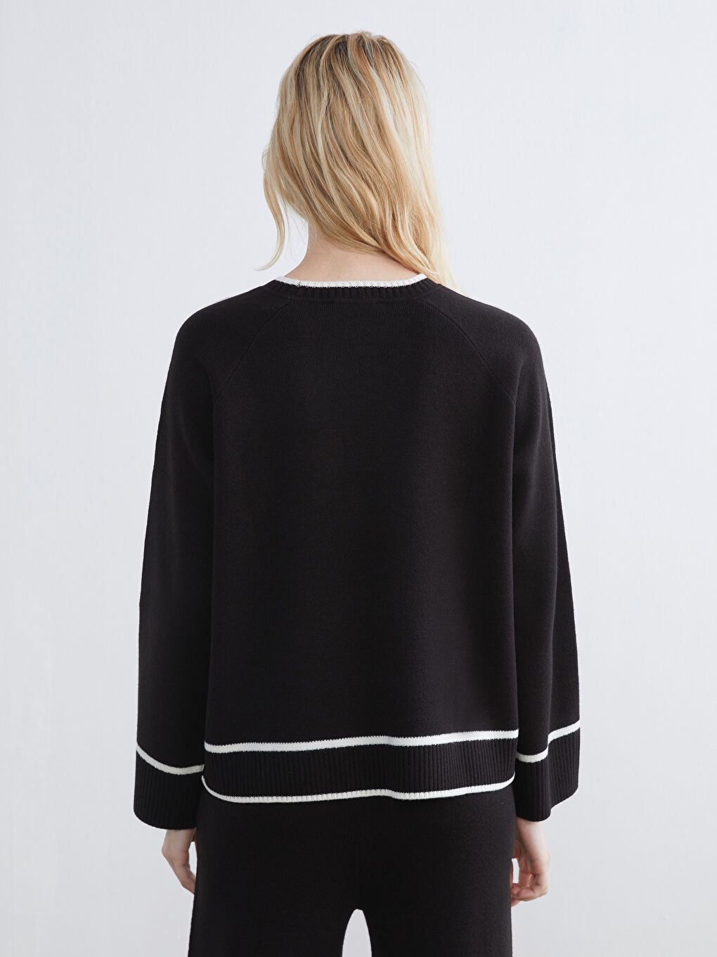 Džemper za Žene sa Okruglim Izrezom i Detaljima Pruga od Trikotaže-3