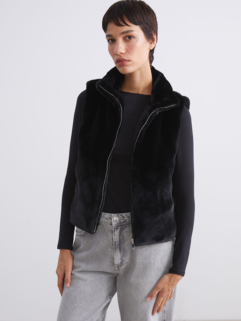 Siyah Dik Yaka Kadın Kürk Yelek