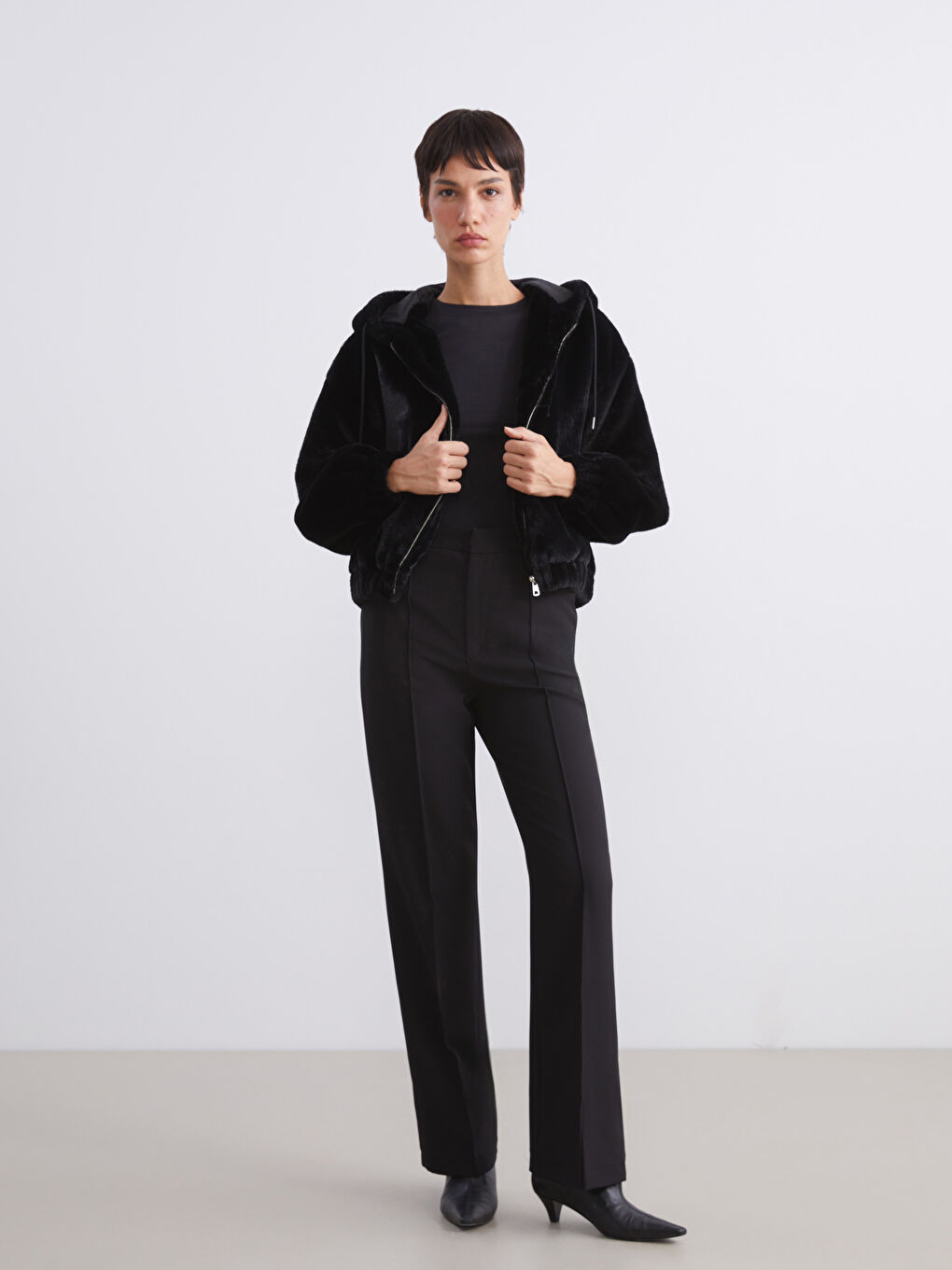 Siyah Kapüşonlu Kadın Kürk Ceket-1