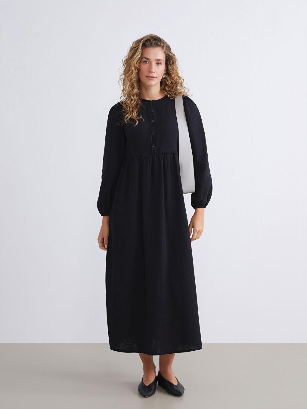 Siyah Bisiklet Yaka Dokulu Müslin Pileli Elbise-1