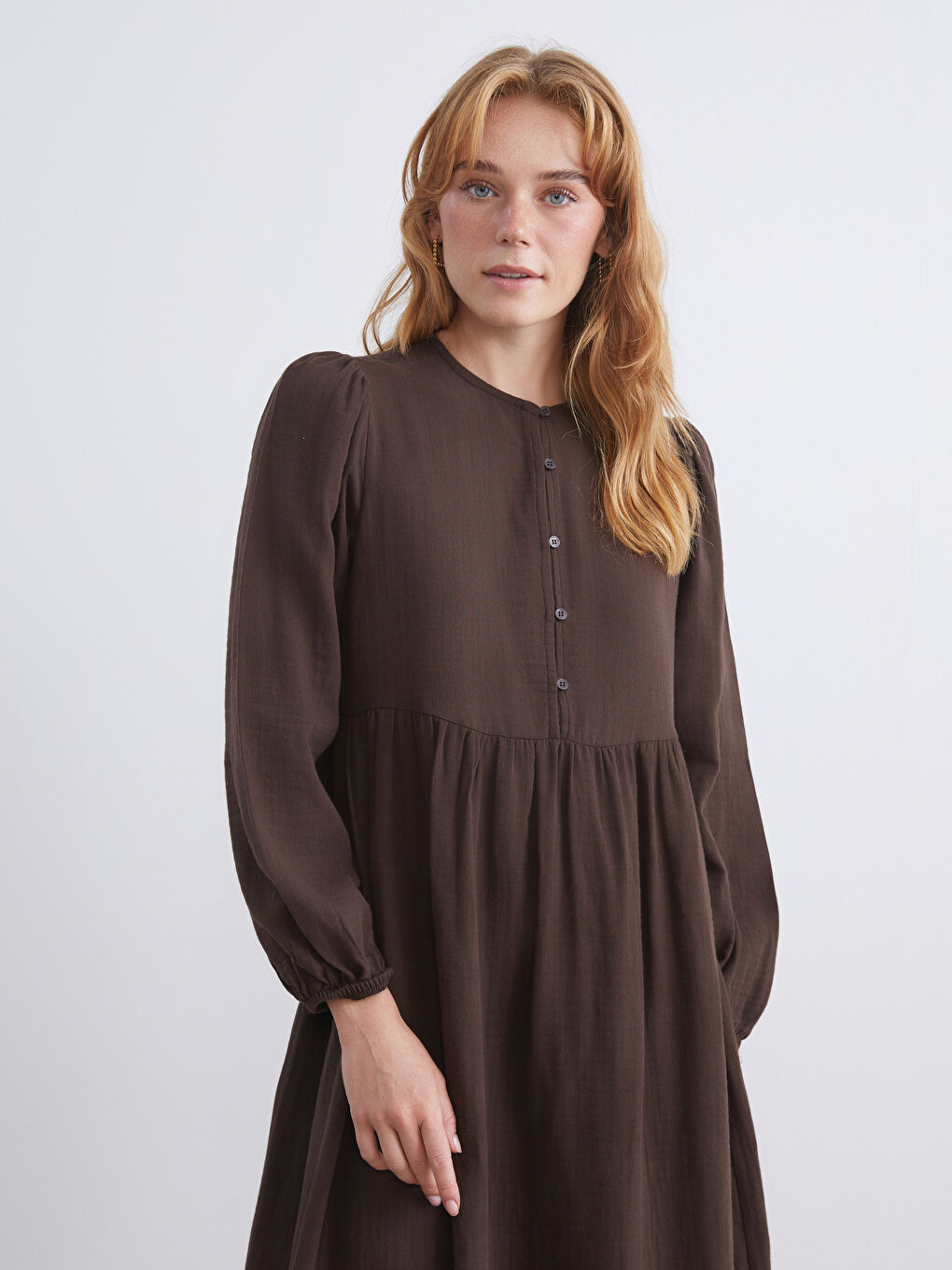 Kahverengi Bisiklet Yaka Dokulu Müslin Pileli Elbise-1